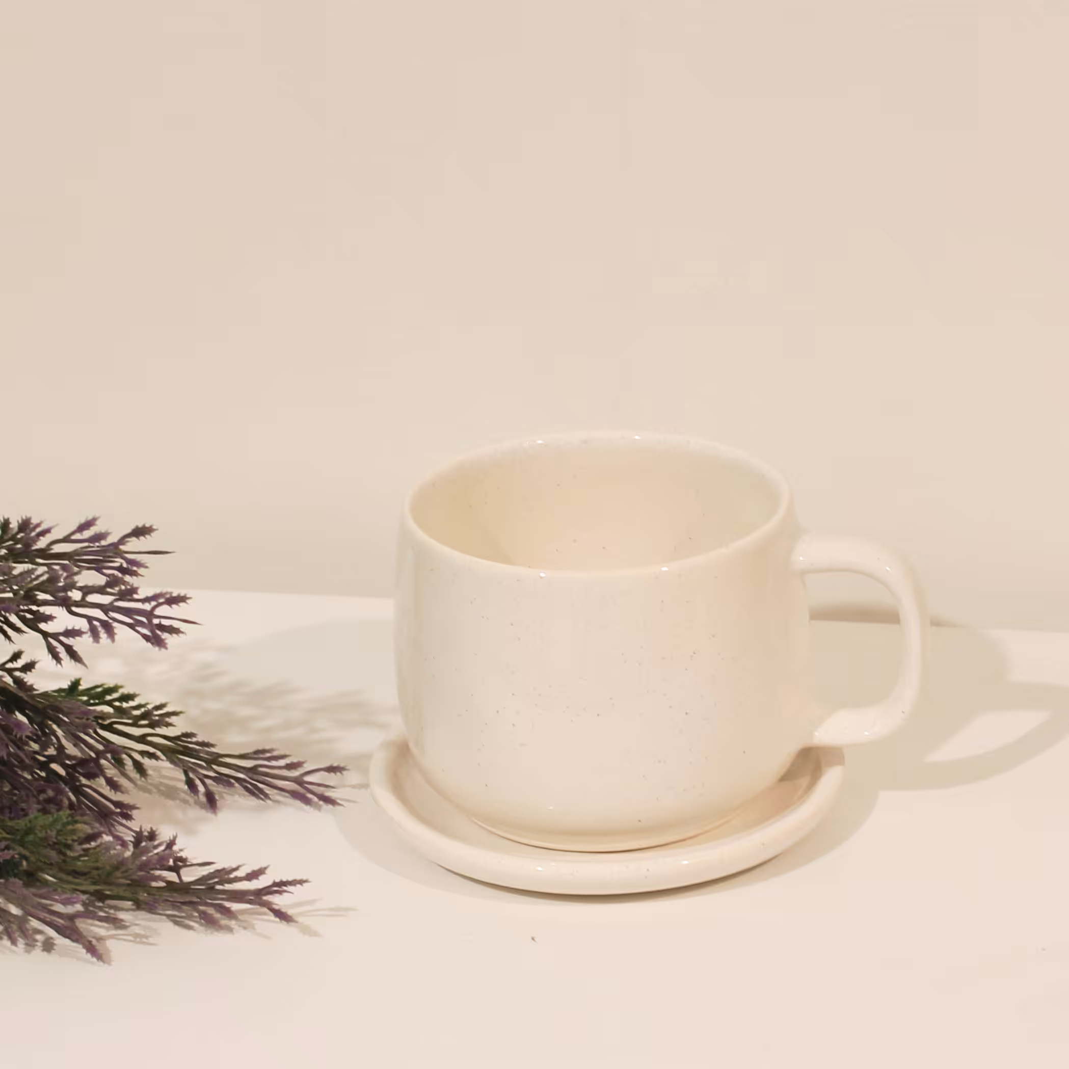 ماگ و زیر ماگی گرد سرامیکی دستساز رنگ کرم شیری