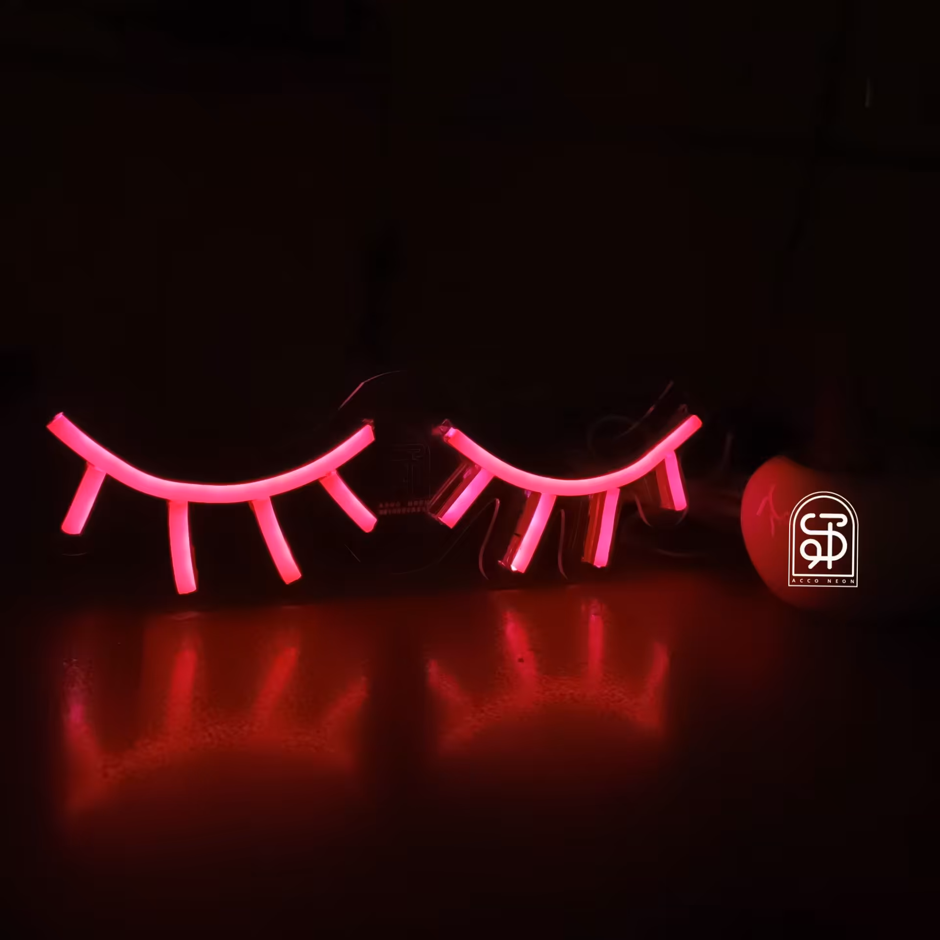 تابلو نئون طرح چشم صورتی 