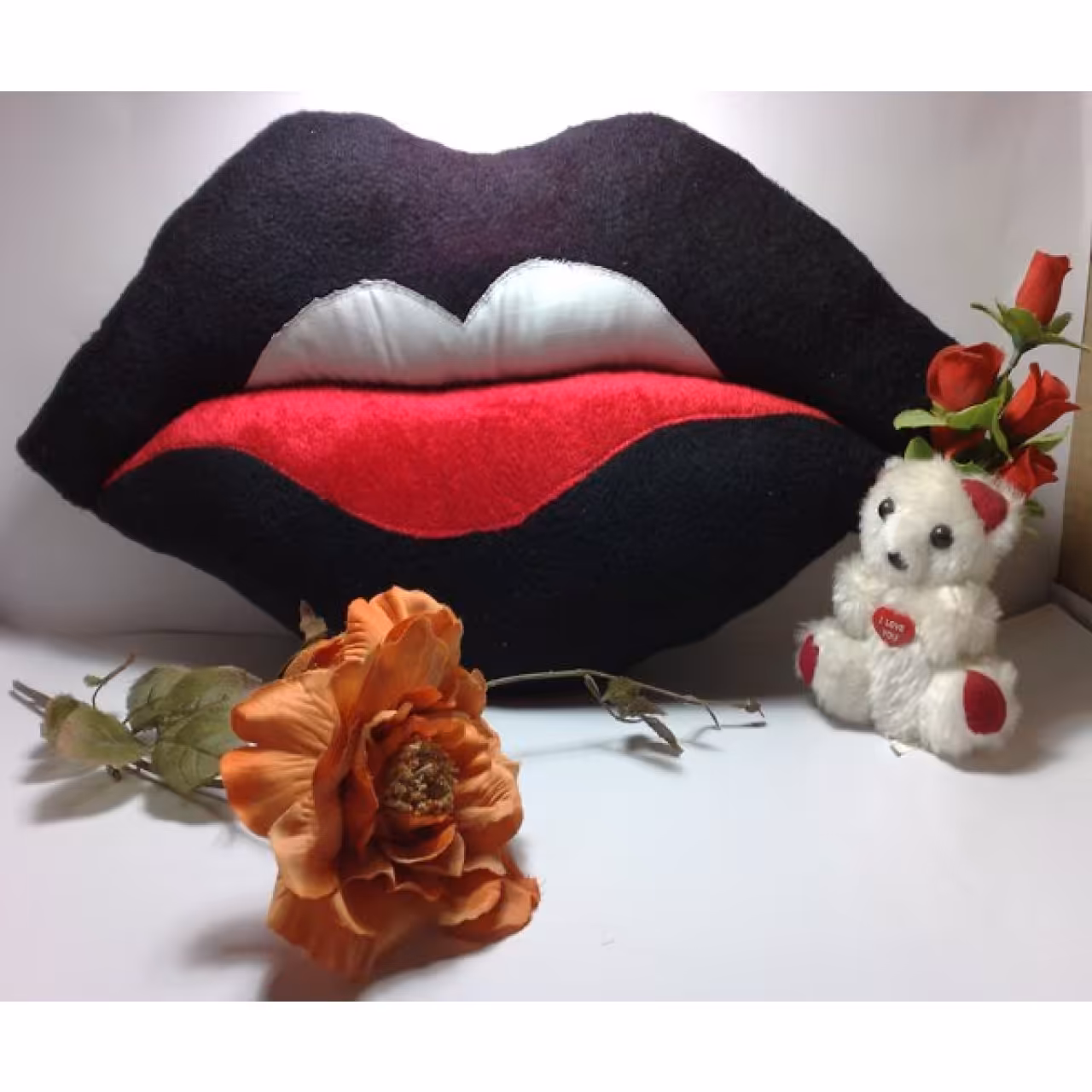 کوسن فانتزی لب خندان