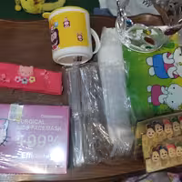 یک عدد تاج ، 20 عدد ماسک کیتی ، یک عدد هدبند کیتب ، سفره کیتی ، لیوان در دار ، چاقو و چنگال