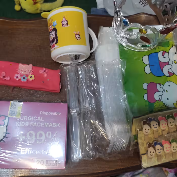 یک عدد تاج ، 20 عدد ماسک کیتی ، یک عدد هدبند کیتب ، سفره کیتی ، لیوان در دار ، چاقو و چنگال