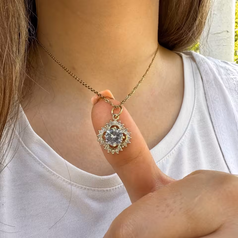 گردنبند  گل نگین دار طلایی و استیل با زنجیر دیپلمات 45سانتی