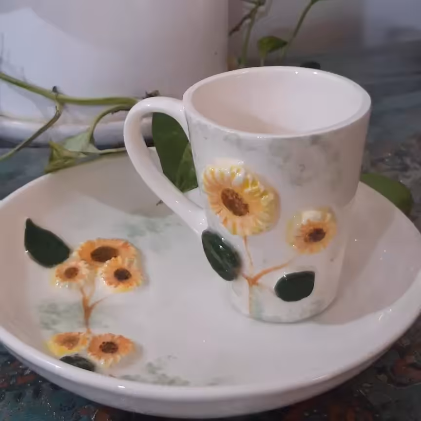 ماگ و زیر ماگی آفتابگردون         جنس سرامیک        رنگ سفید         