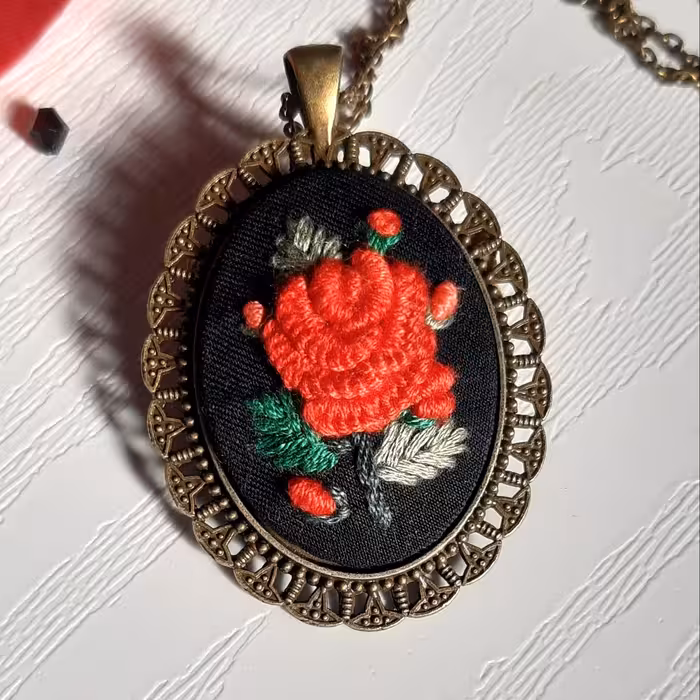 گردنبند گلدوزی شده گل رز قرمز