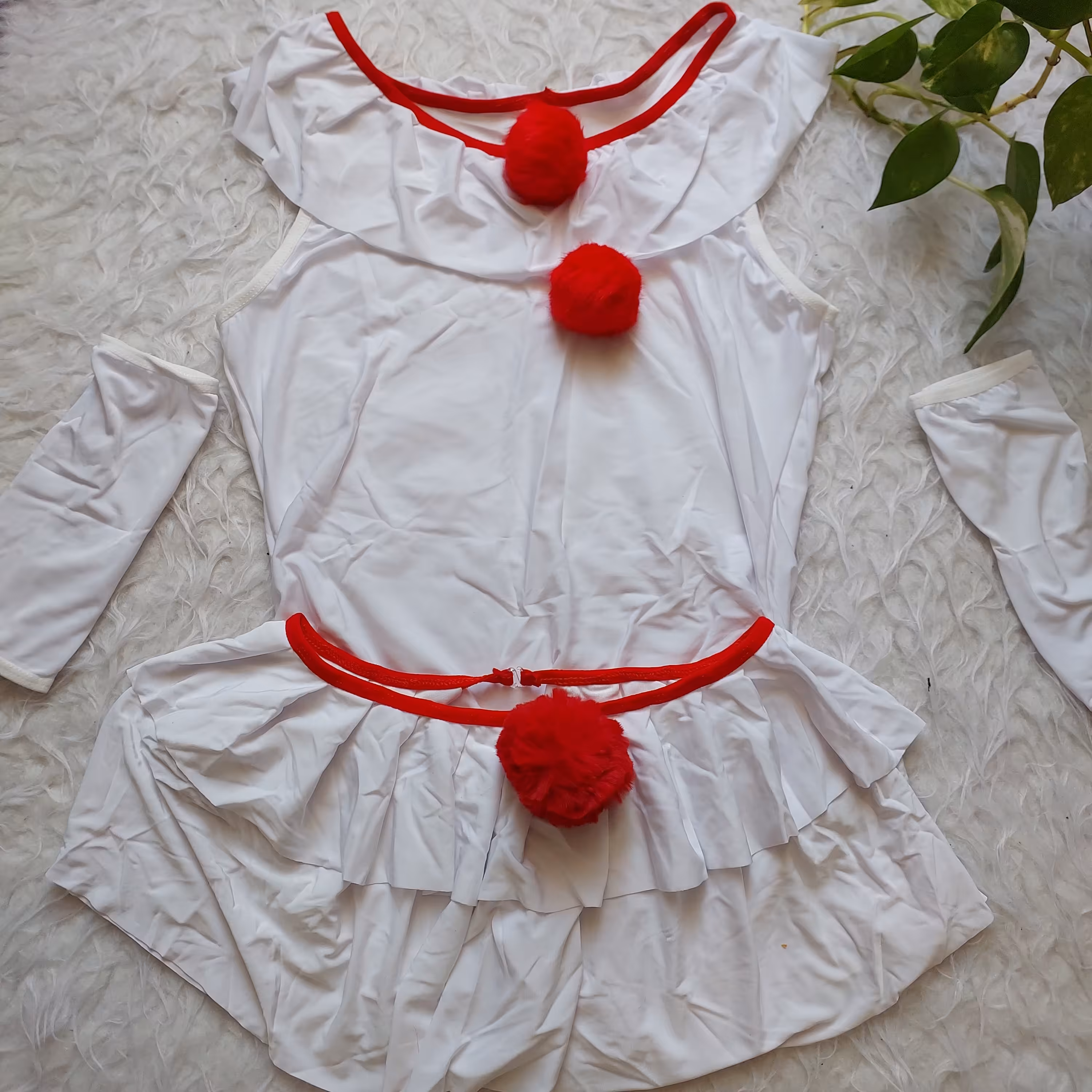 کاستوم سفید شامل بادی و دامن و ساق دست