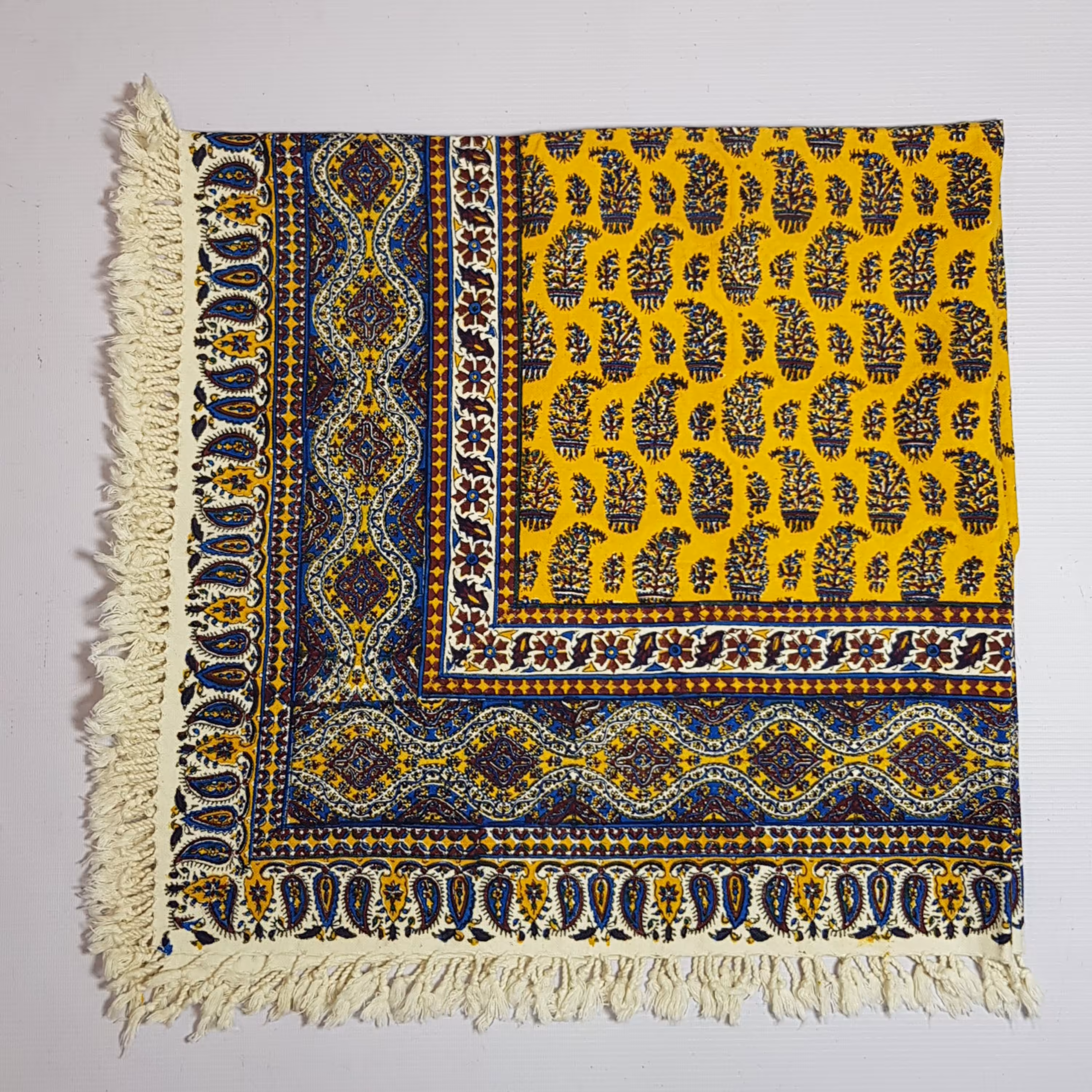 رومیزی قلمکارصادراتی یک در یک و نیم طرح زمینه زرد باضمانت ثبات رنگ