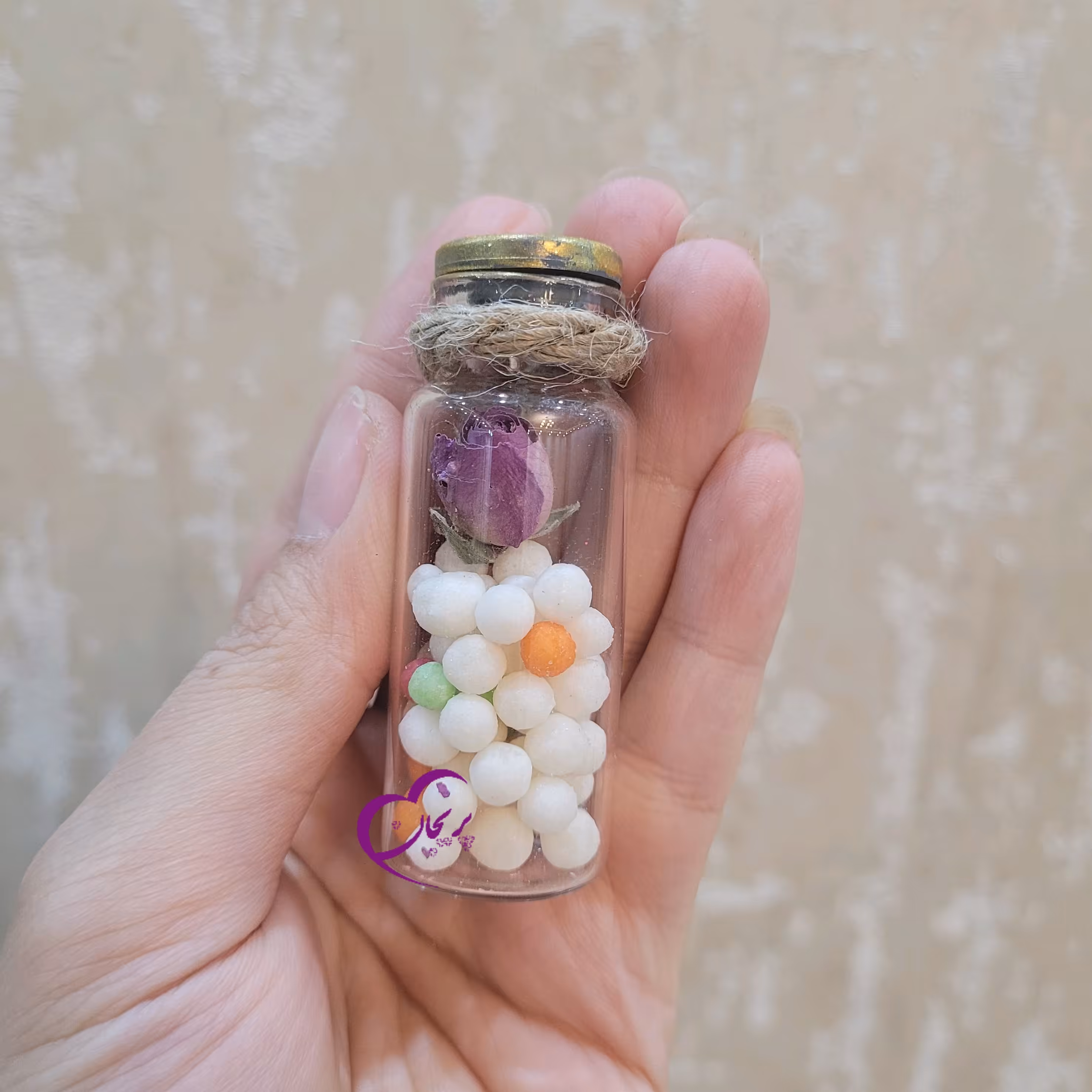 گیفت عروسی شیشه نقل و گل پریجان با تزئین کنف (پس کرایه)