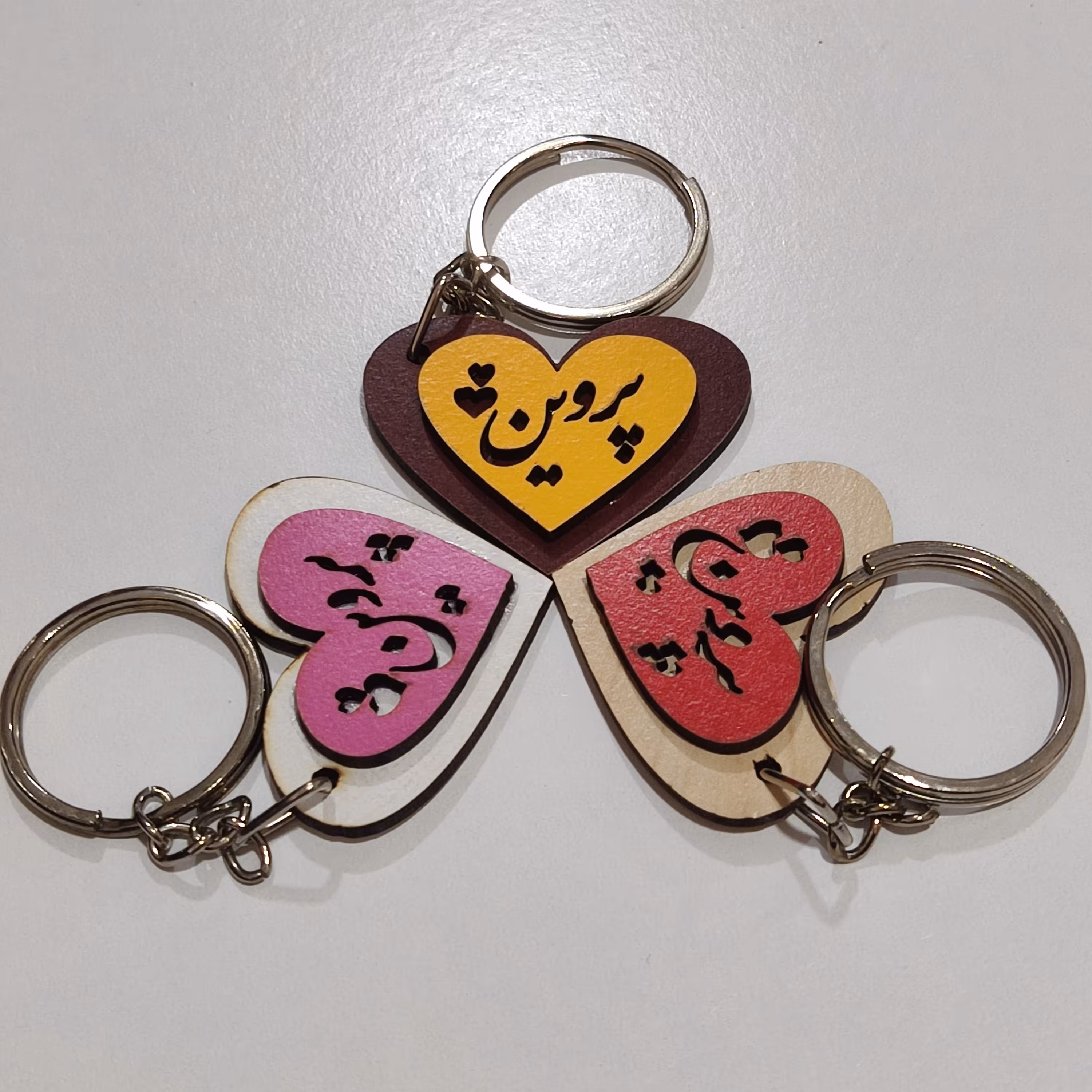 دست کلید چوبی (پاسوییچی) قلبی شکل اسم پروین دارای رنگبندی و شکل مختلف 