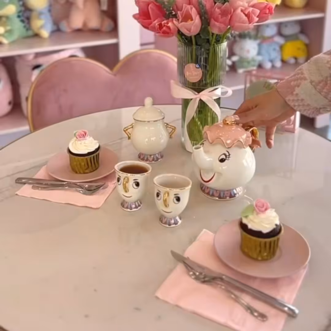 ست زیبای قوری دیو و دلبر،  سرامیکی،  شامل یک عدد قوری،  و یک عدد فنجان،  بسیار باکیفبت و جذاب 