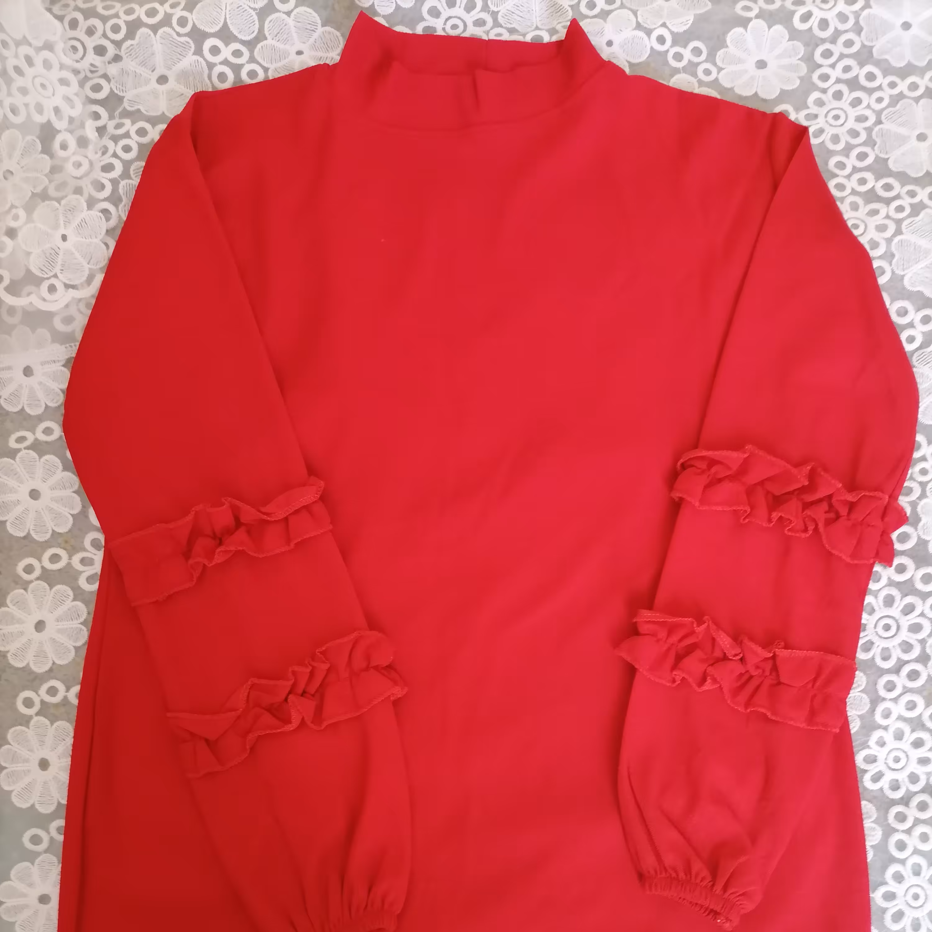 شومیز قواره دار زنانه دخترانه رنگ قرمز بلندی 72 فاصله بین دو زیر بغل 50 به علت رنگ قرمز بودن شومیز موقع عکس نور افتاده