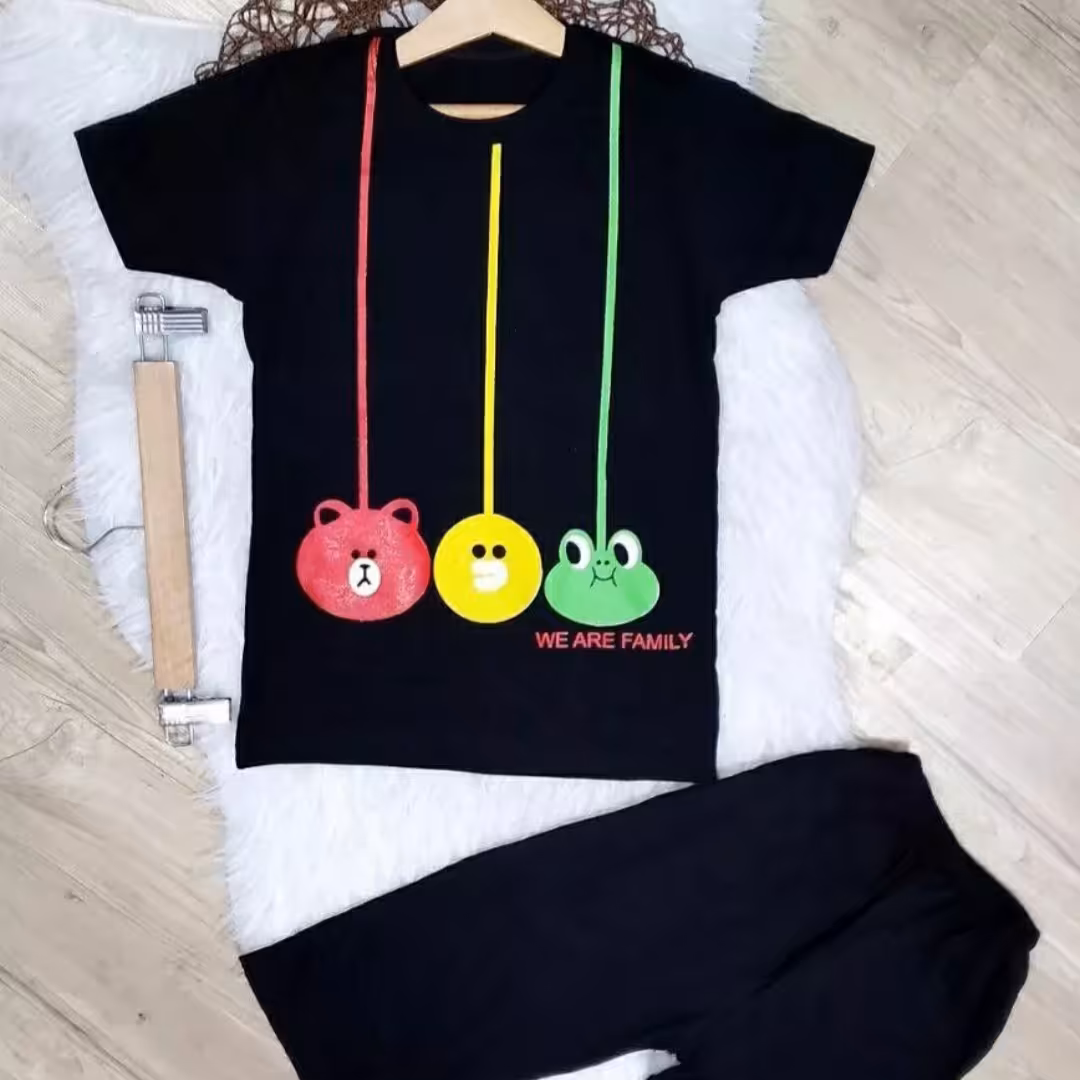 تیشرت و شلوارک اسپورت، جنس نخ و پنبه، طوح استیکر آویزان، تنخور جذاب و عالی