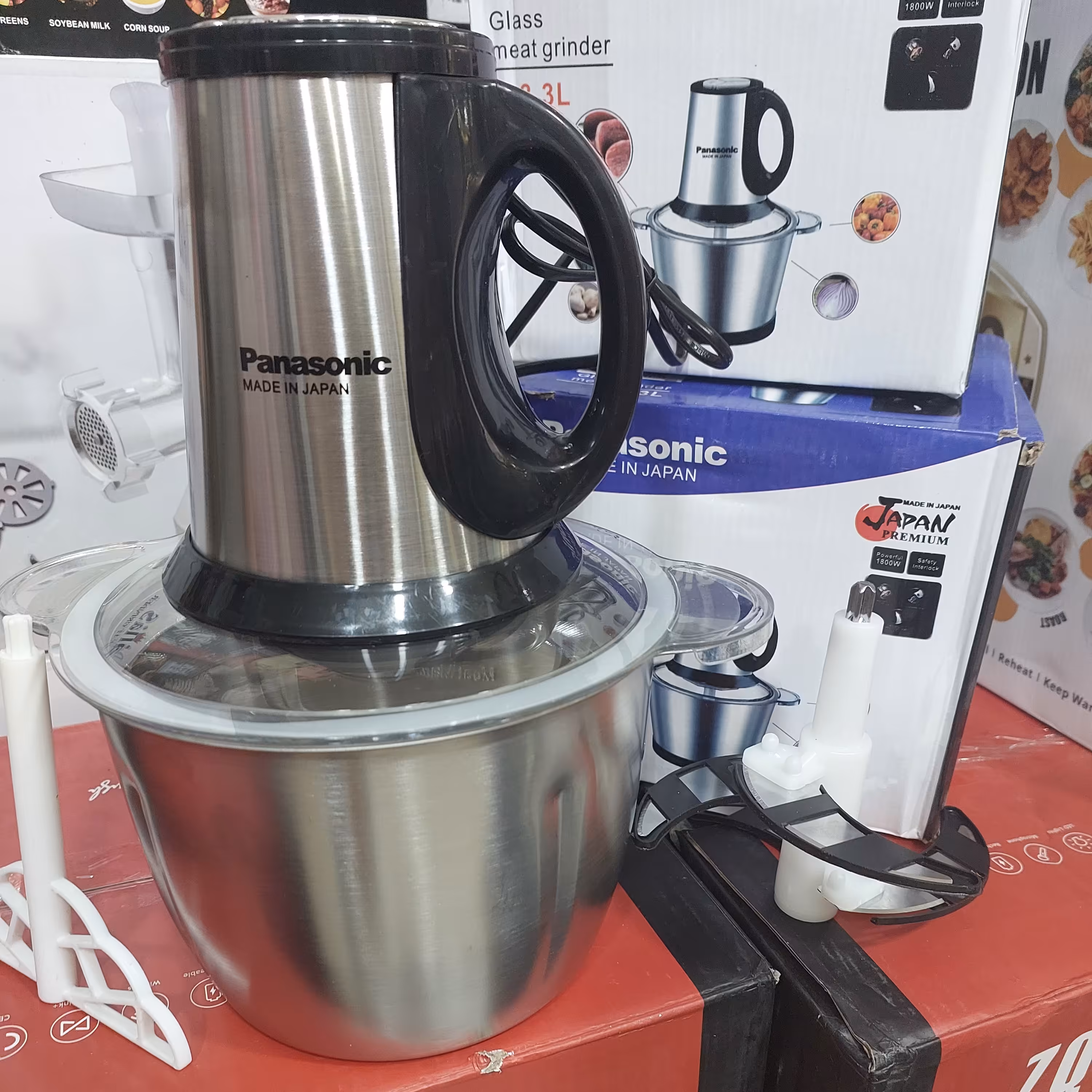 خردکن پاناسونیک 3.3لیتر کاسه استیل  دارای یک پایه چهارتیغه فلزی ضدزنگ ویک پایه ی همزن دار واشر ضد لرزش 1800 وات 