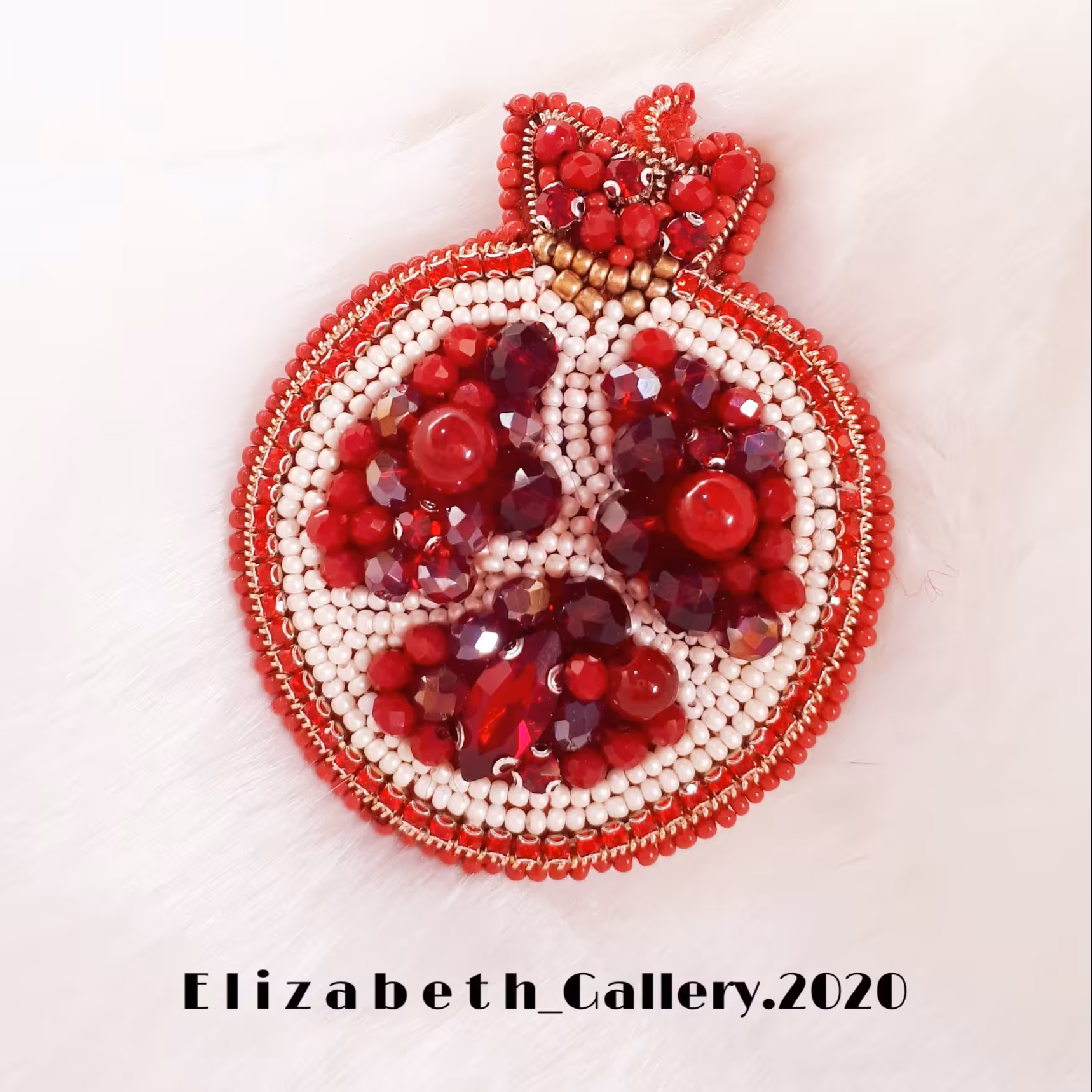 سنجاق سینه جواهر دوزی (طرح انار) و پشت کار تماماً چرم به رنگ قرمز.