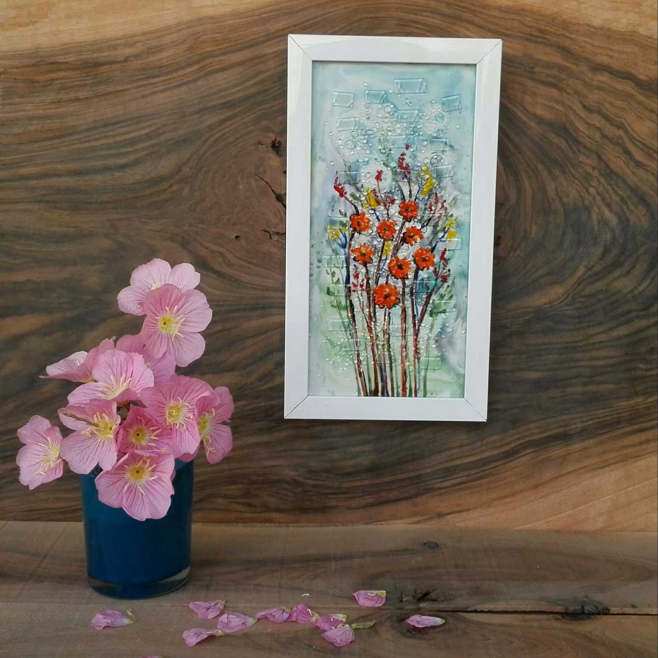 تابلو تلفیقی کاشی و شیشه ی دستساز گل‌های صحرا(نارنجی) با قاب سفید از مجموعه بهاری زندگی کن محصولات هنری آمینا