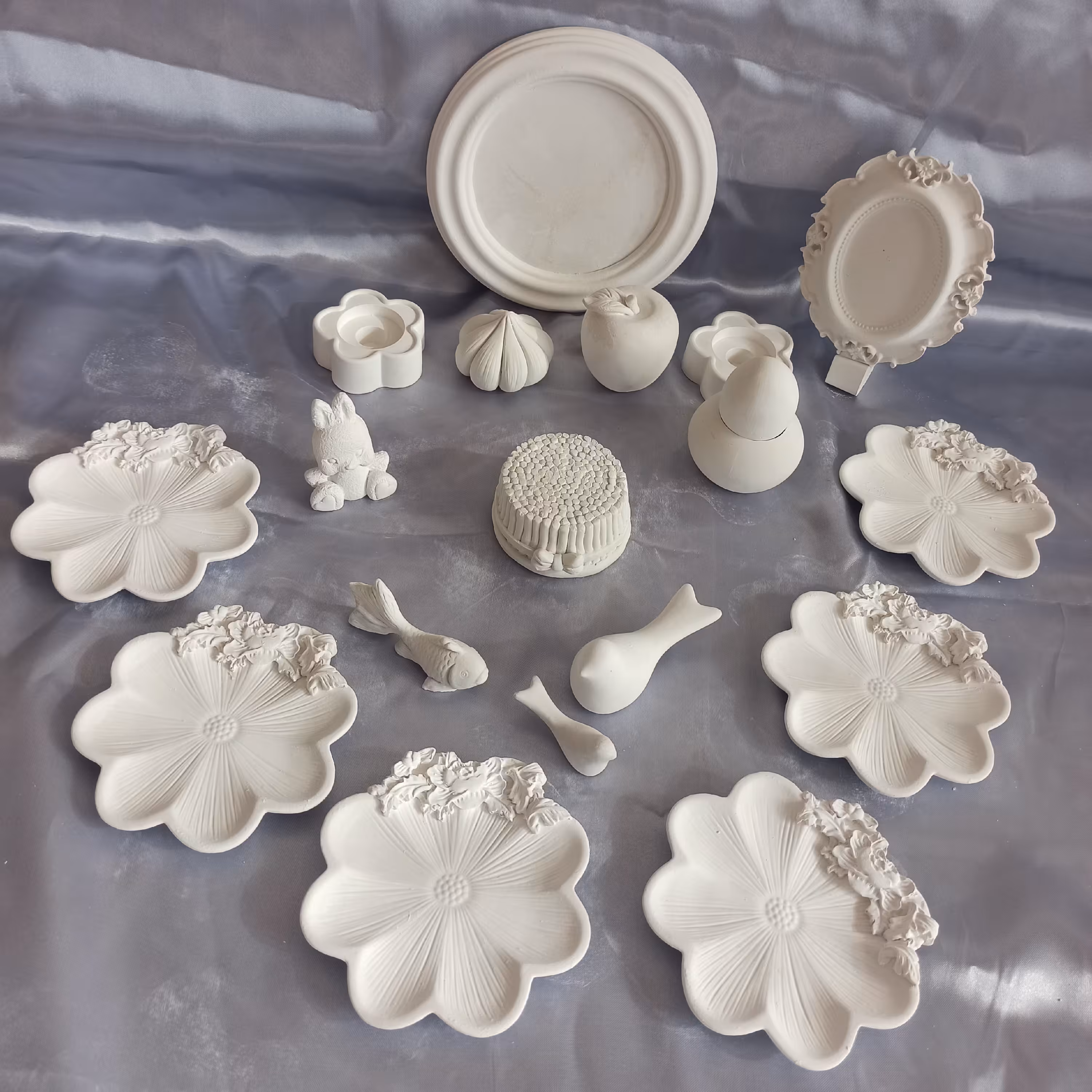 سفره هفت سین طرح گل هشت پر بدون پایه جنس سنگ مصنوعی به صورت خام و رنگ نشده ست سرویس هفتسین 20 تکه ، هفت سین گل 