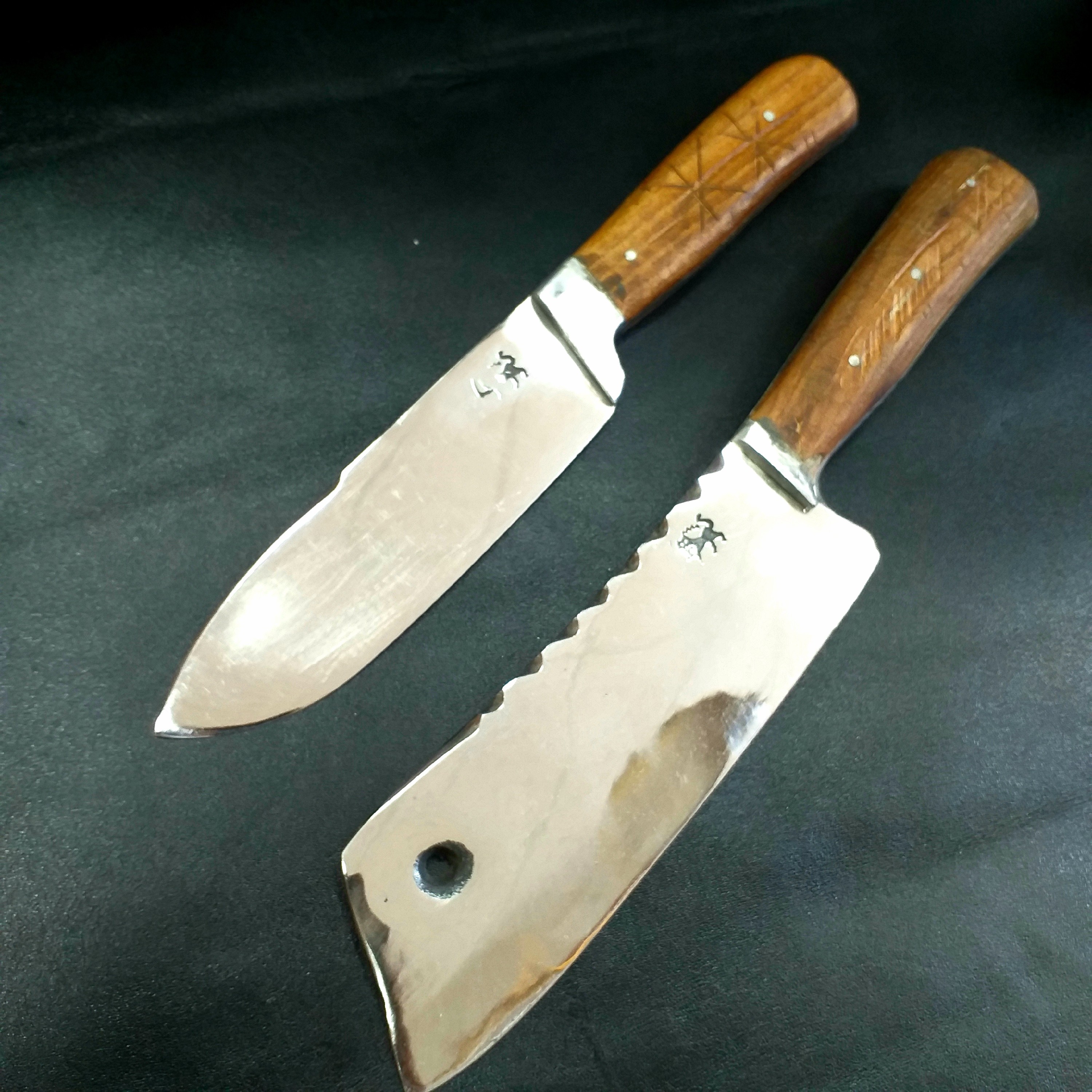 چاقو و ساطور قصابی جنس بلبرینگ مخصوص قصابی سلاخی جنس هر دو بلبرینگ طول چاقو 27 سانت وزن 250 گرم و ساطور 30 سانت وزن500گ