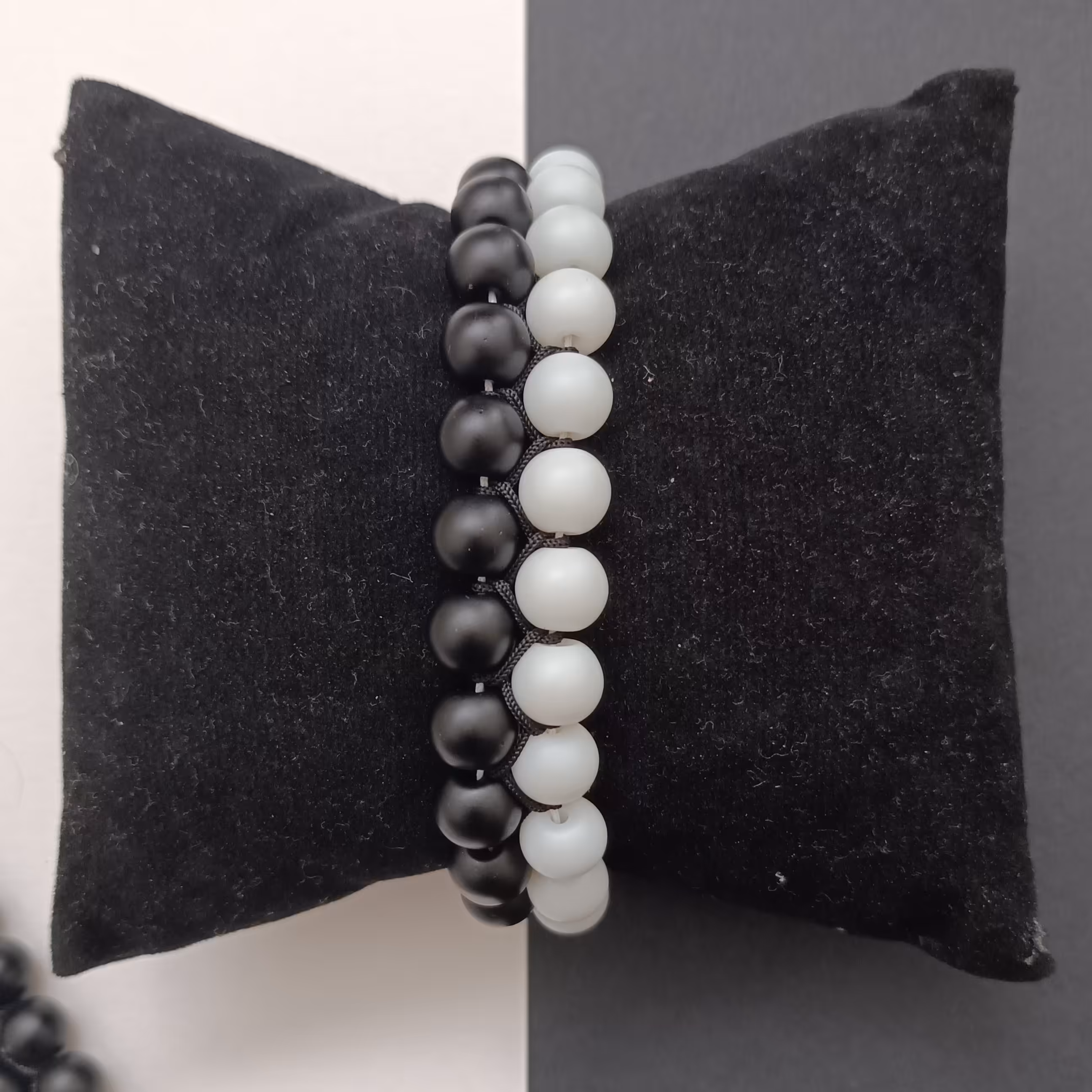 دستبند دو ردیفه شیک بند
دانه و بند سیاه و سفید ترکیبی تک آویز