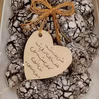 کوکی کاکائویی برفی . 1 کیلویی. خوش طعم با کمی طعم تلخ ک اونو ی شدت خوشمزه کرده