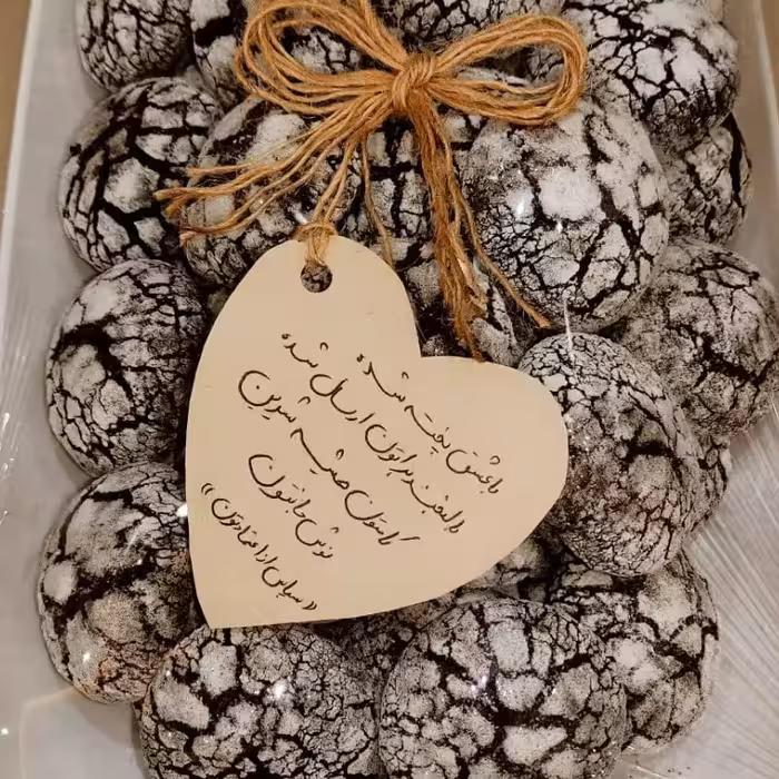 کوکی کاکائویی برفی . 1 کیلویی. خوش طعم با کمی طعم تلخ ک اونو ی شدت خوشمزه کرده