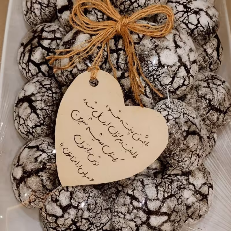 کوکی کاکائویی برفی . 1 کیلویی. خوش طعم با کمی طعم تلخ ک اونو ی شدت خوشمزه کرده