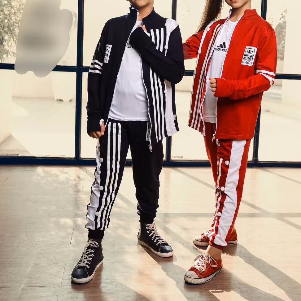 ست ورزشی سه تیکه اسپورت فوق العاده شیک و باکیفیت جنس دورس لاکرادار  درجه یک مناسب حدود سنی 5 تا 10 سال