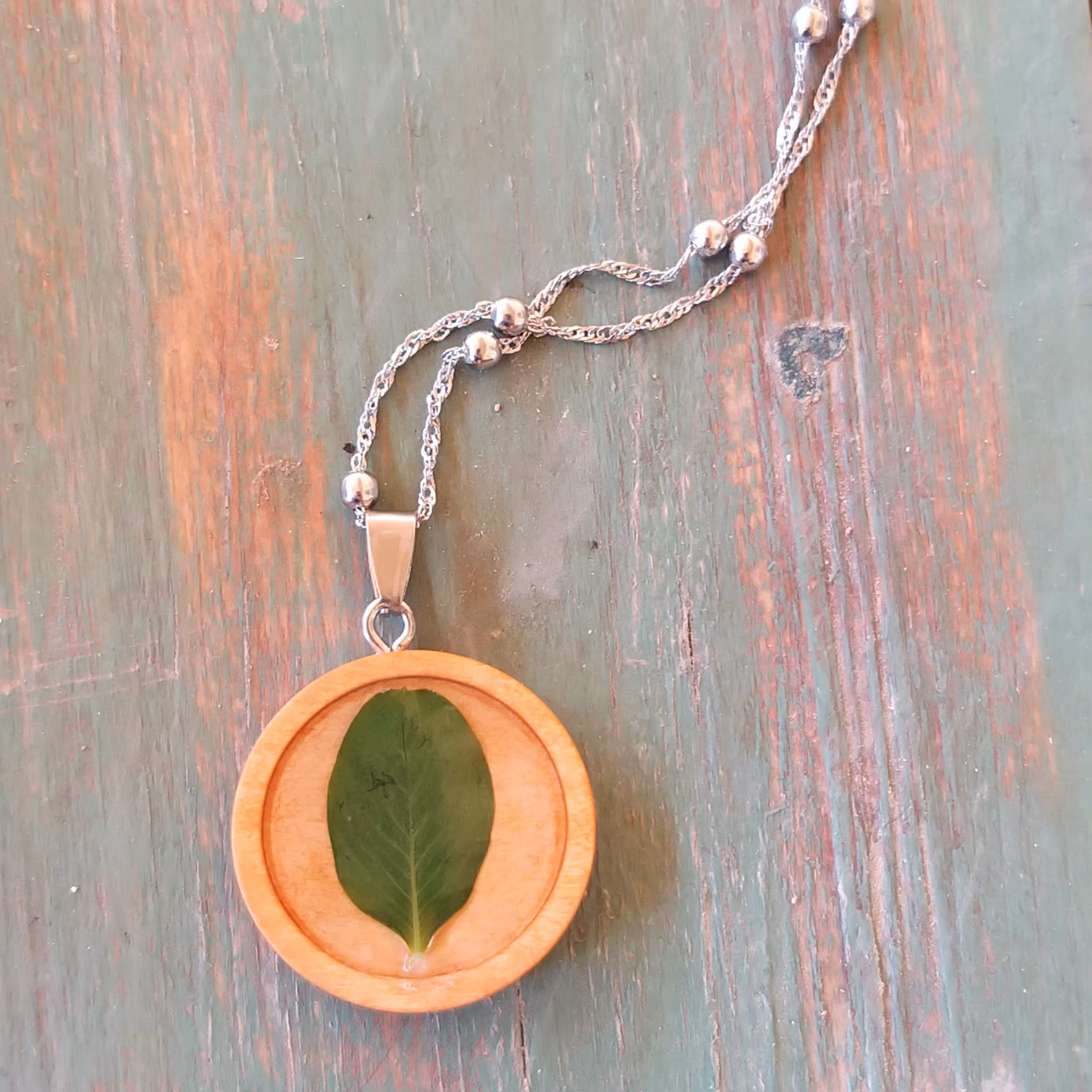 گردنبند یا رولباسی رزین و چوب