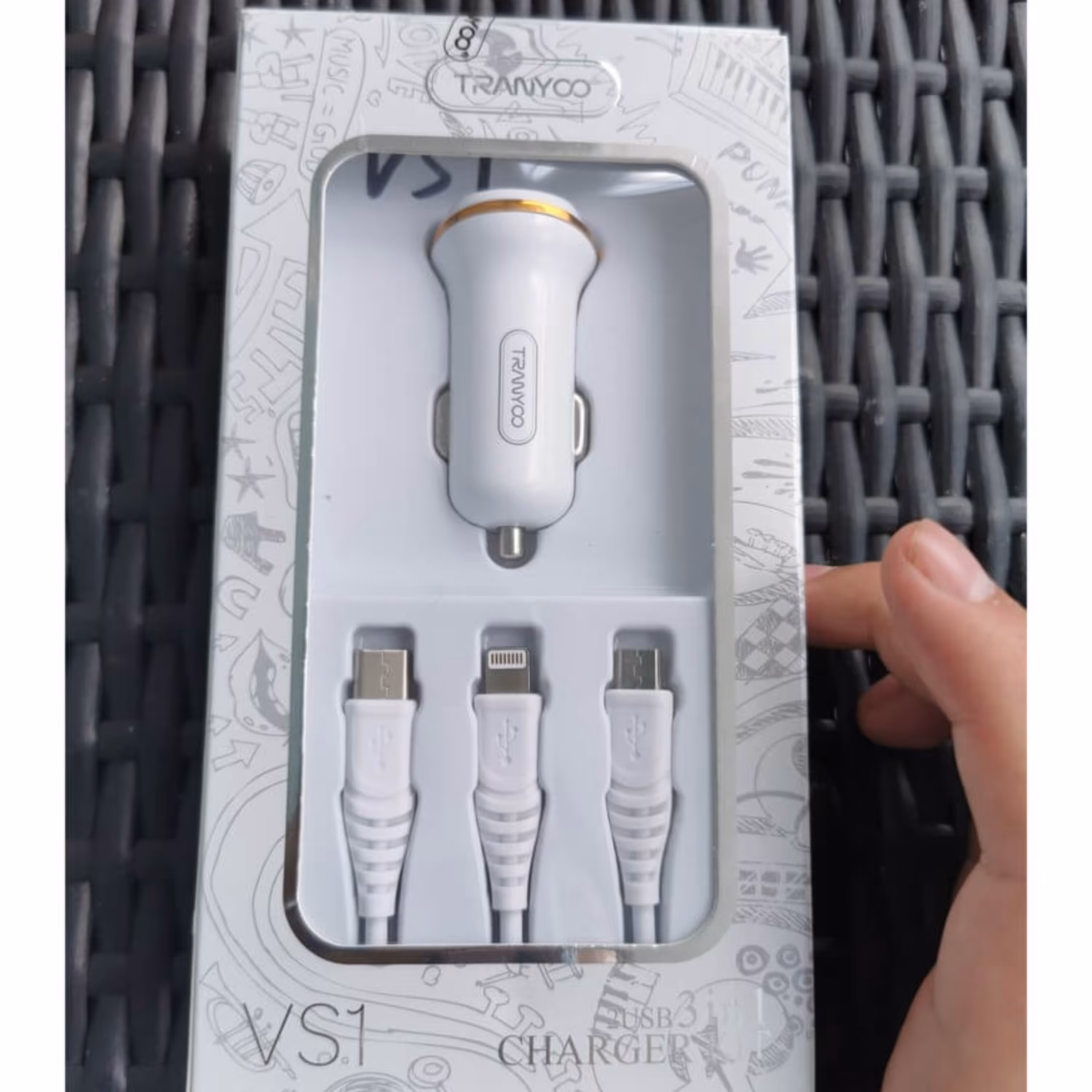 فنکی موبایل یک به سه به رنگ سفید و برند realme به رنگ سفید