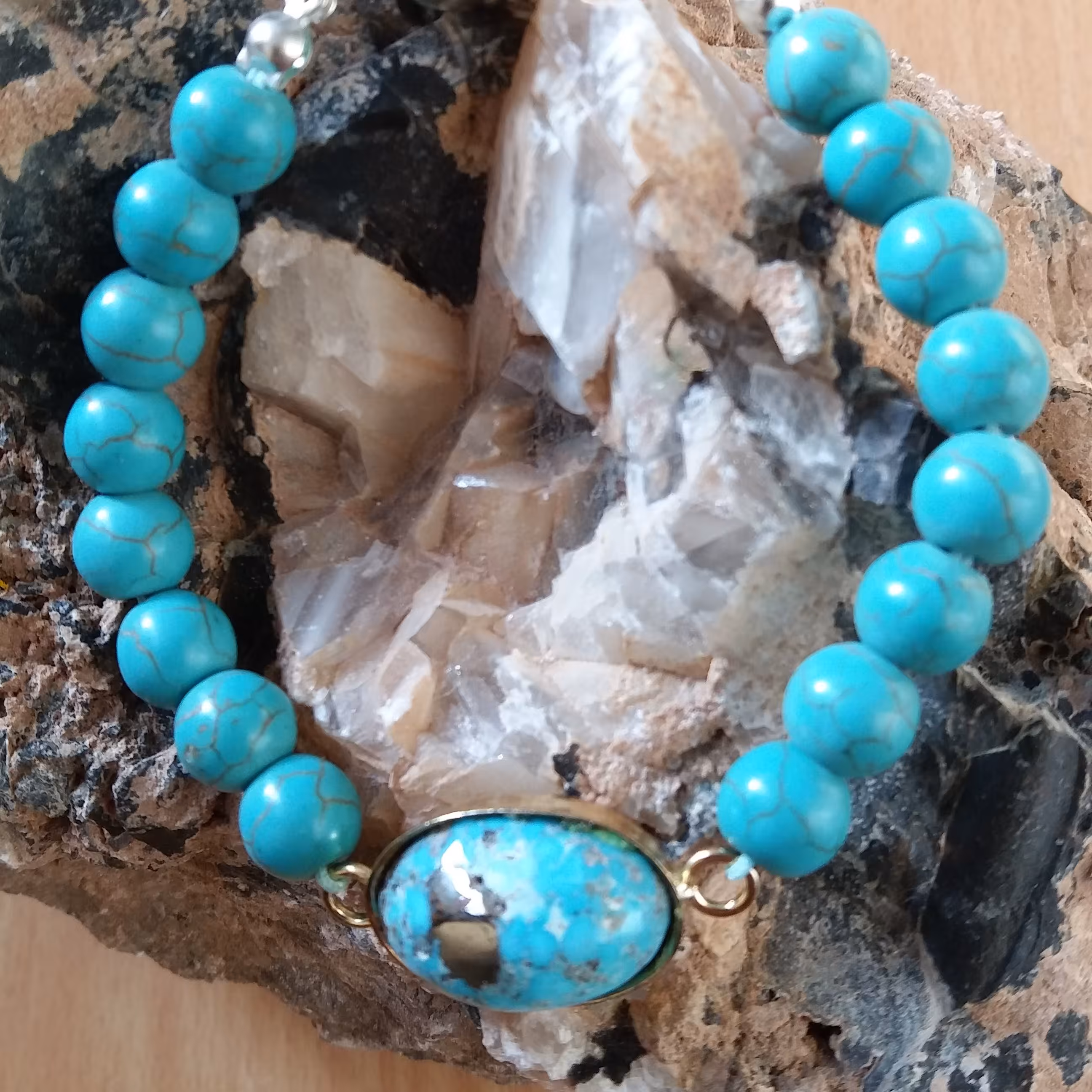 دستبند فیروزه اصل با نگین فیروزه رگه طلایی صادراتی کرمان و قاب برنجی و مهره های فیروزه هندی با قفل آهنربایی