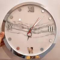 ساعت دیواری رزینی سفید-نقره ای