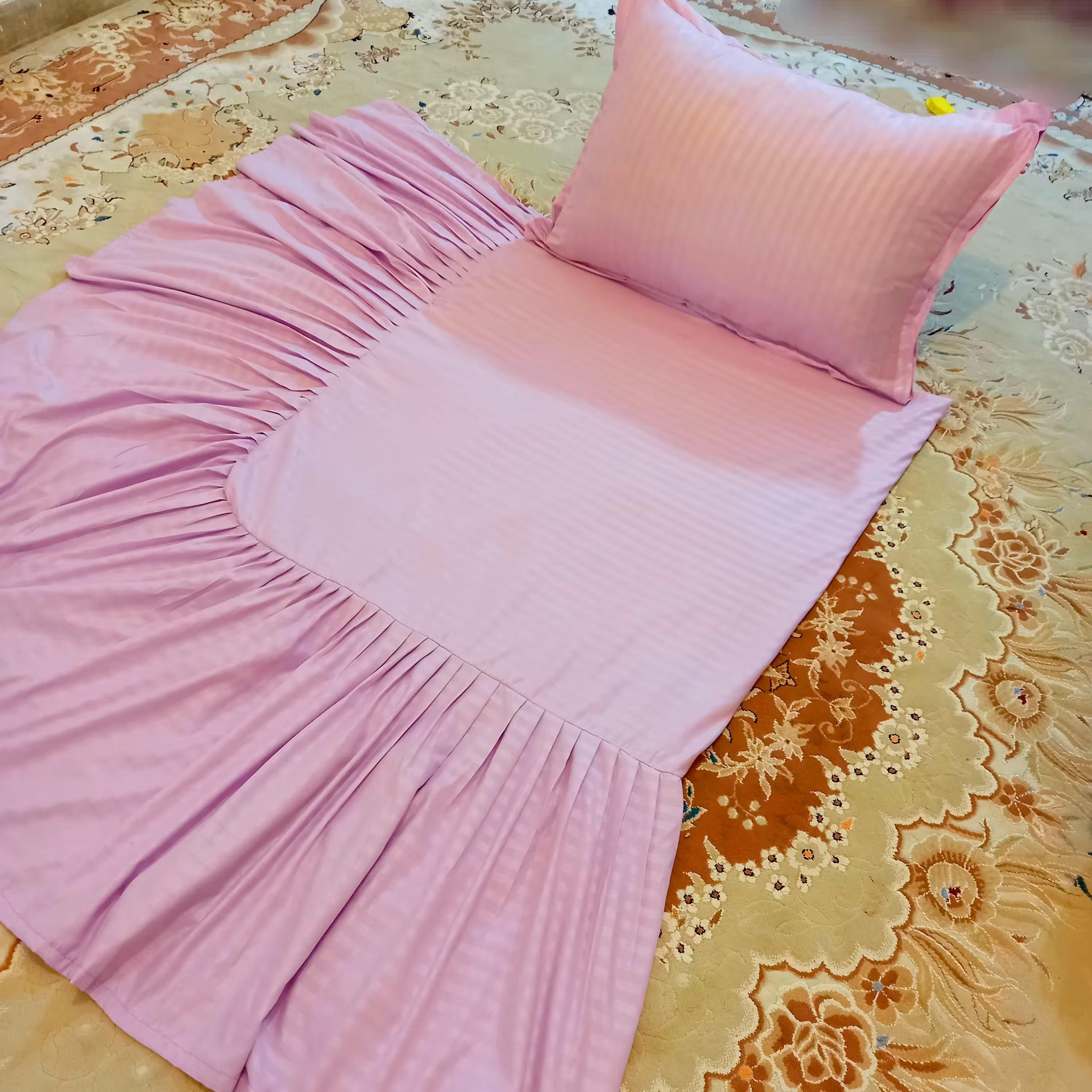 رو تختی چین دار ساده هتلی رنگ یاسی پس کرایه