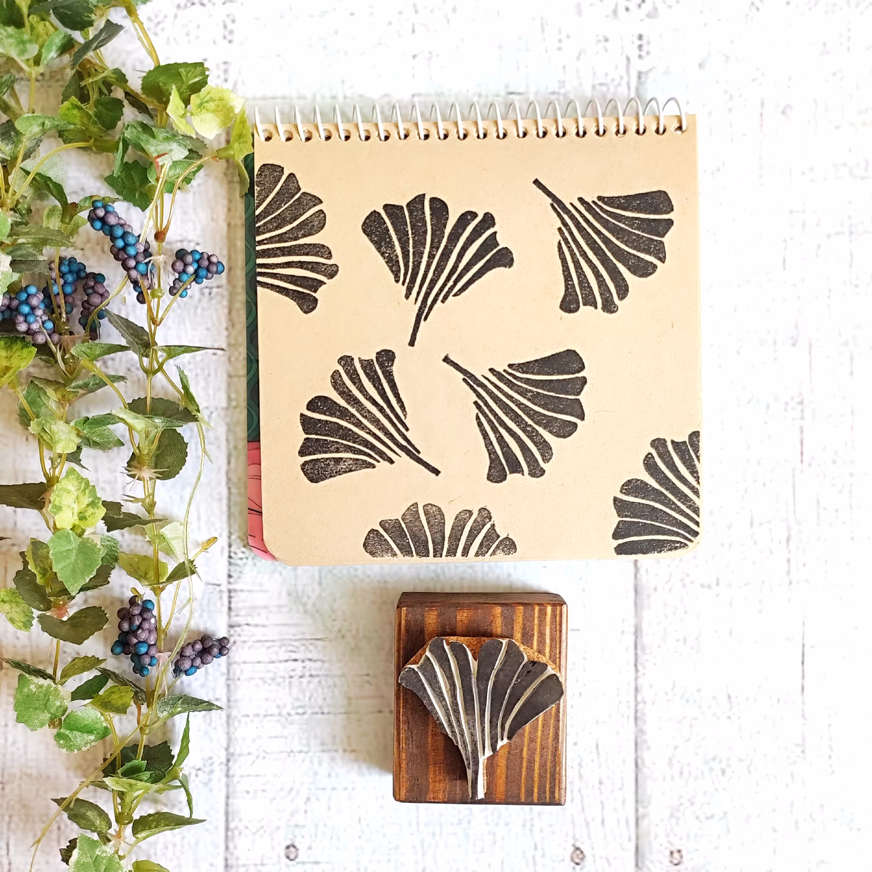 مهر دستساز برگ روی پایه ی چوب طبیعی 