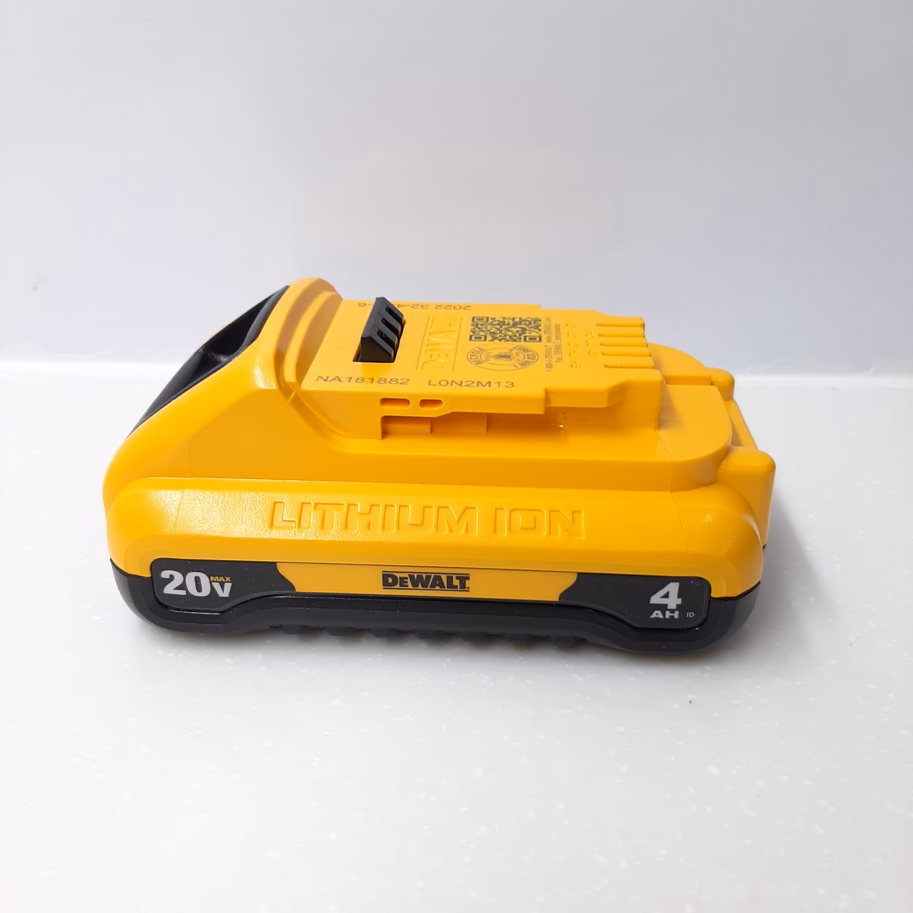 باتری کامپکت دیوالت 20ولت   4آمپر    تولید 2022