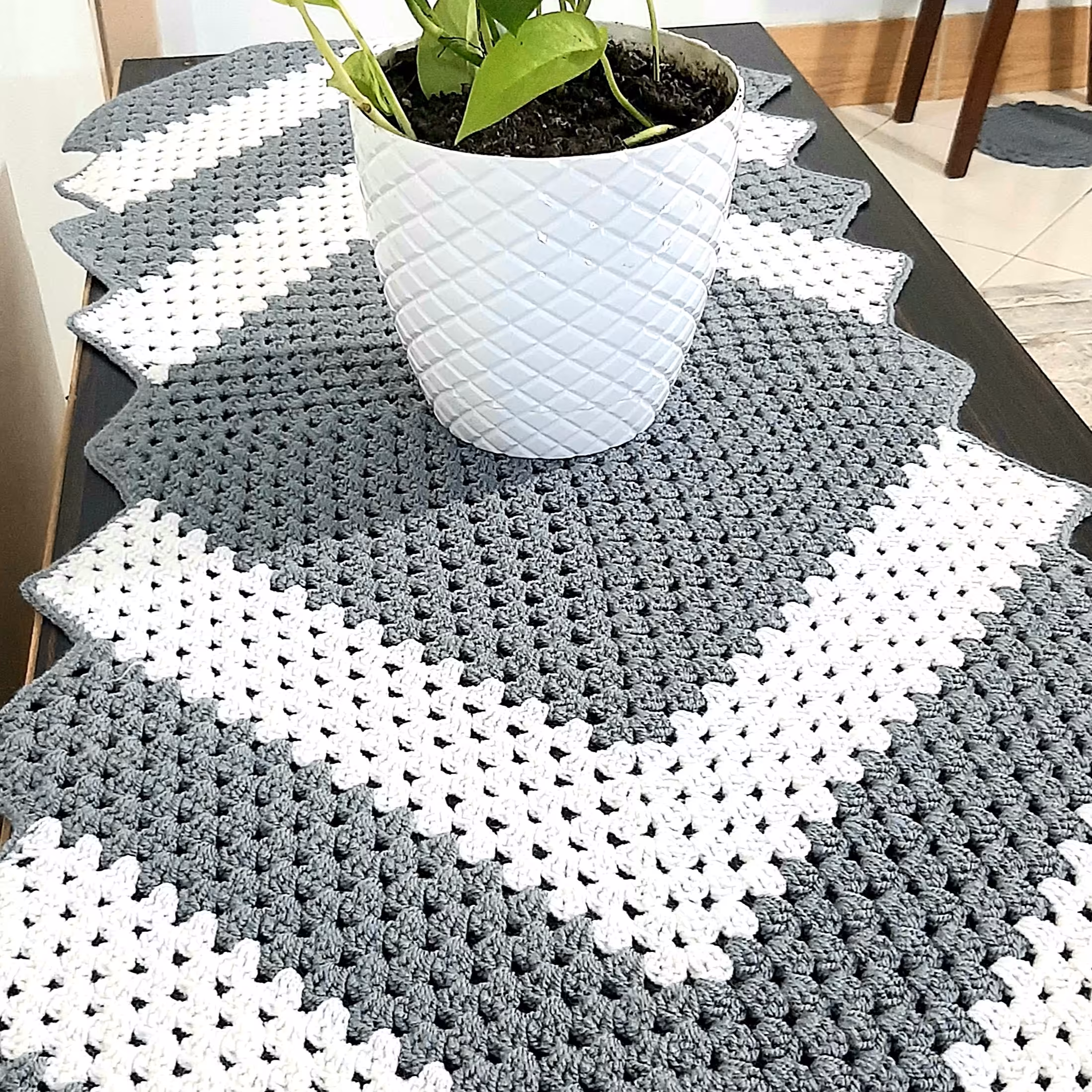 رانر قلاب بافی با ترکیب رنگ شیک و زیبا قابل سفارش در رنگ دلخواه شما