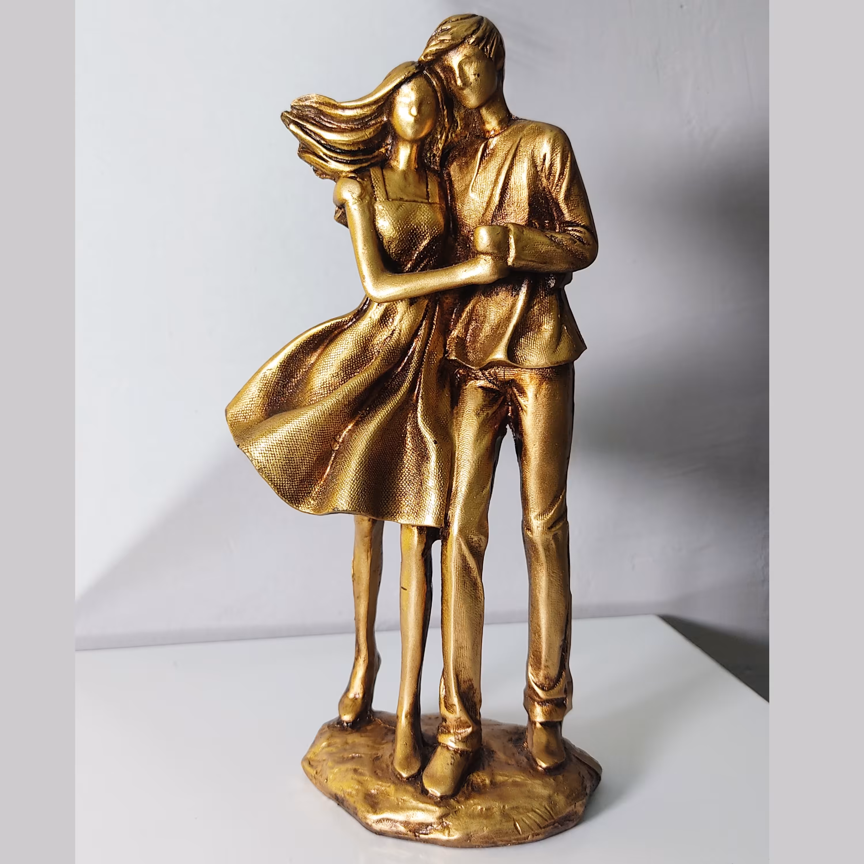 تندیس آقا و خانم در باد رنگ طلایی