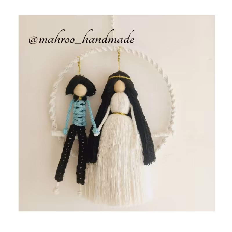 آویز فرشته مکرومه  رو حلقه 20 سانت مناسب برای آویز  در و اتاقرنگ سفید مخصوص عروس دامادها