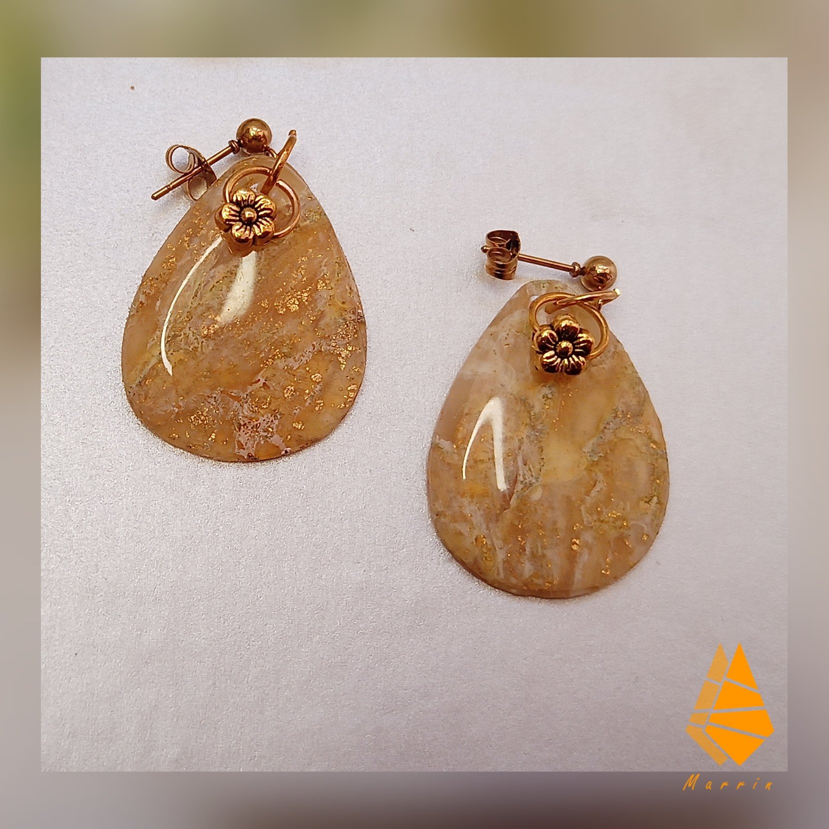 گوشواره مرّین، سنگ مرمر طبیعی و رئال سفیدگلبهای، دستساز پلیمری و رزین