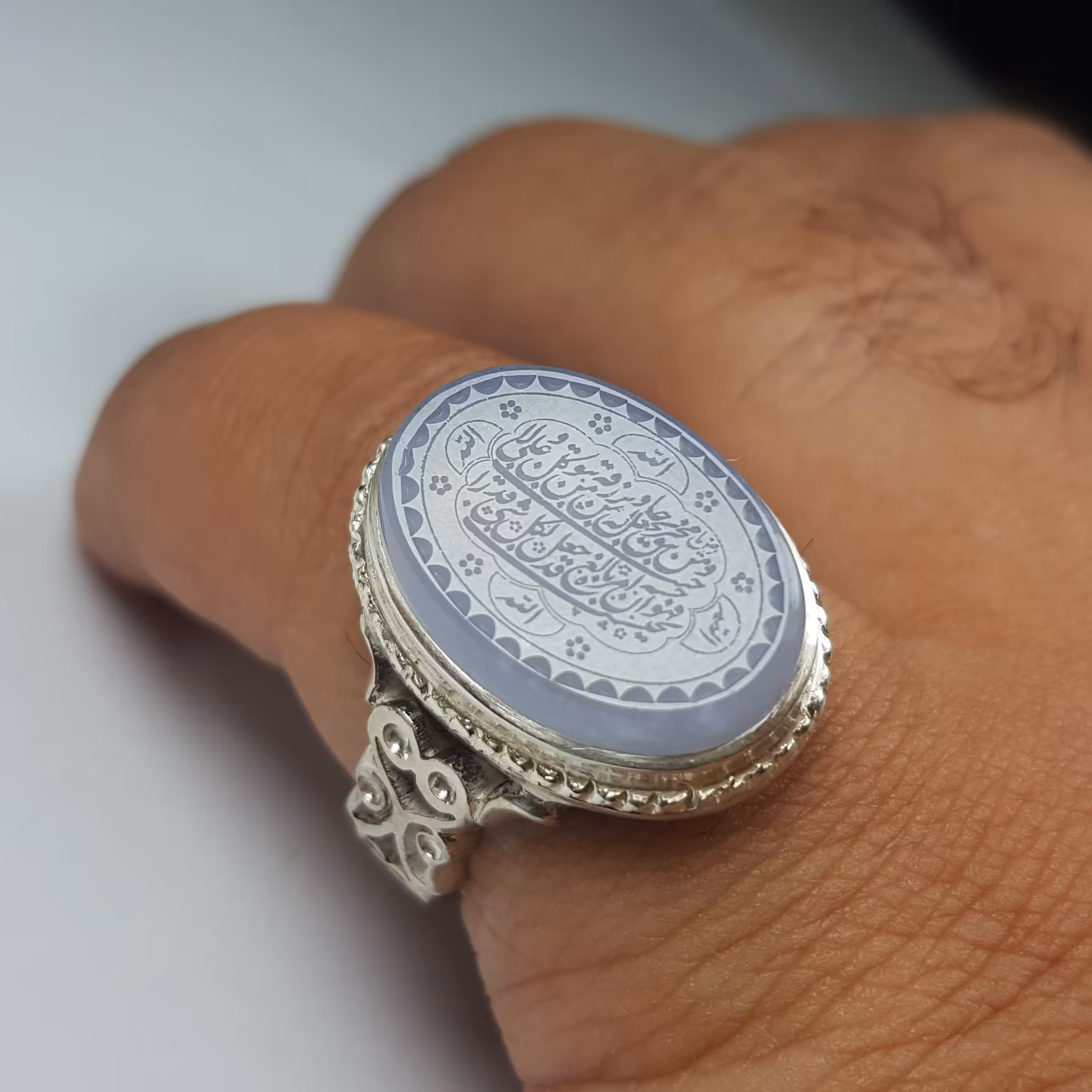 نگین عقیق کبود 
خط ریاض (ایه ومن یتق الله جهت روزق و روزی )
حرز امام جواد علیه السلام 
تربت امام حسین علیه السلام زیر نگ