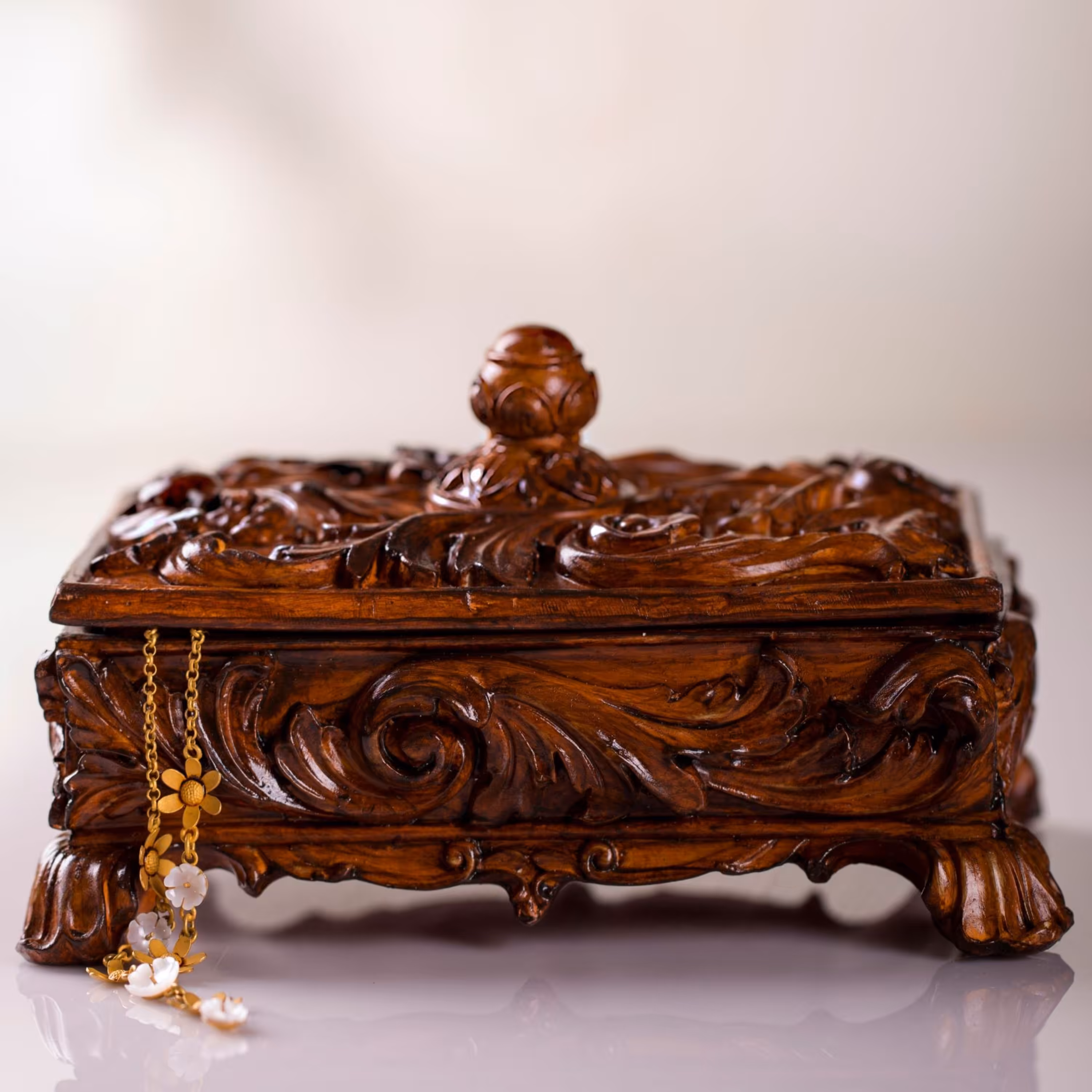 جعبه جواهرات یا شکلات خوری قهوه ای با وزن  930 گرم  وطول29 وعرض23 و عمق داخلی  3 سانت ونیم