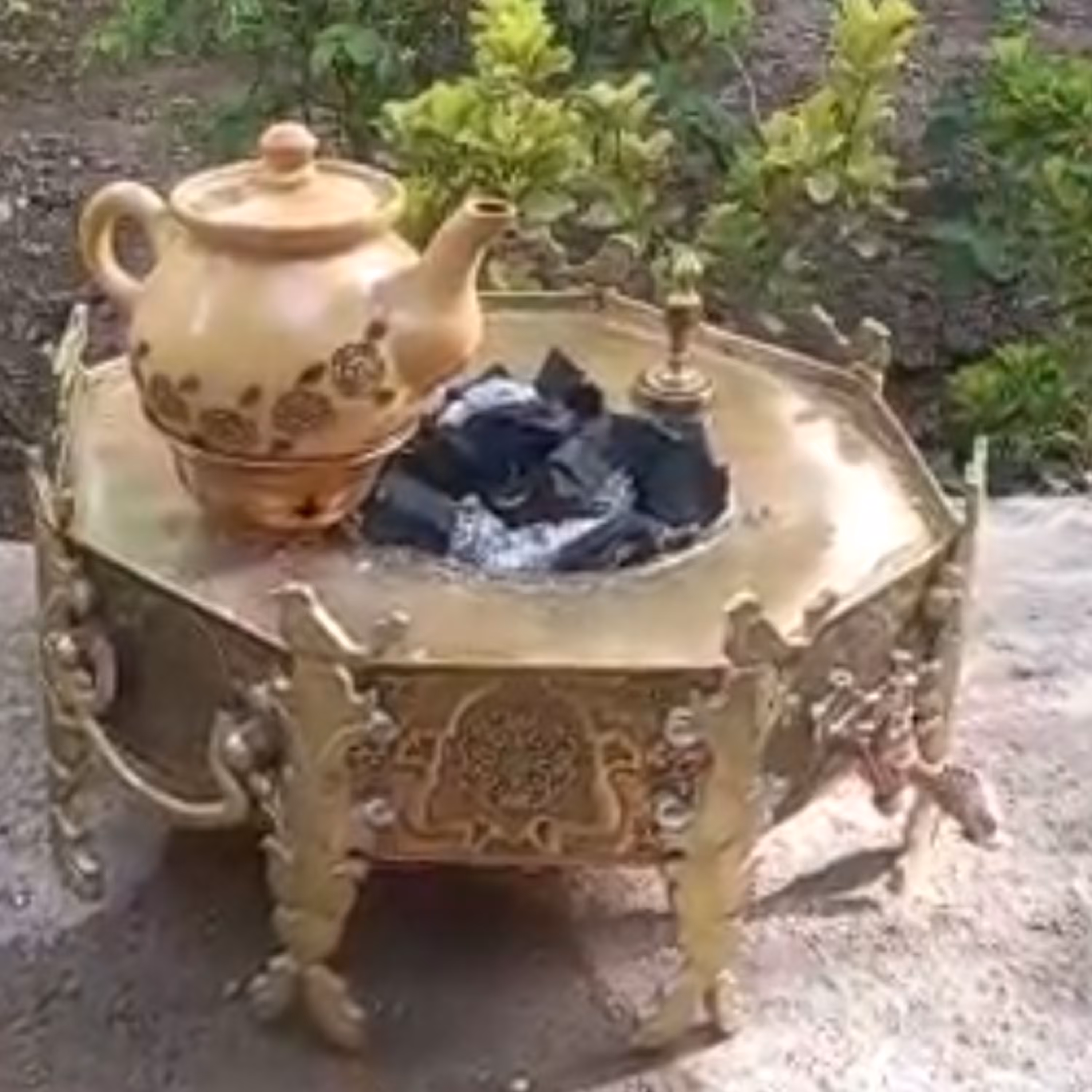 سماور ذغالی 4لیتری 8ظلعی برنجی قلم زنی شده با پلتفرم ایرانی