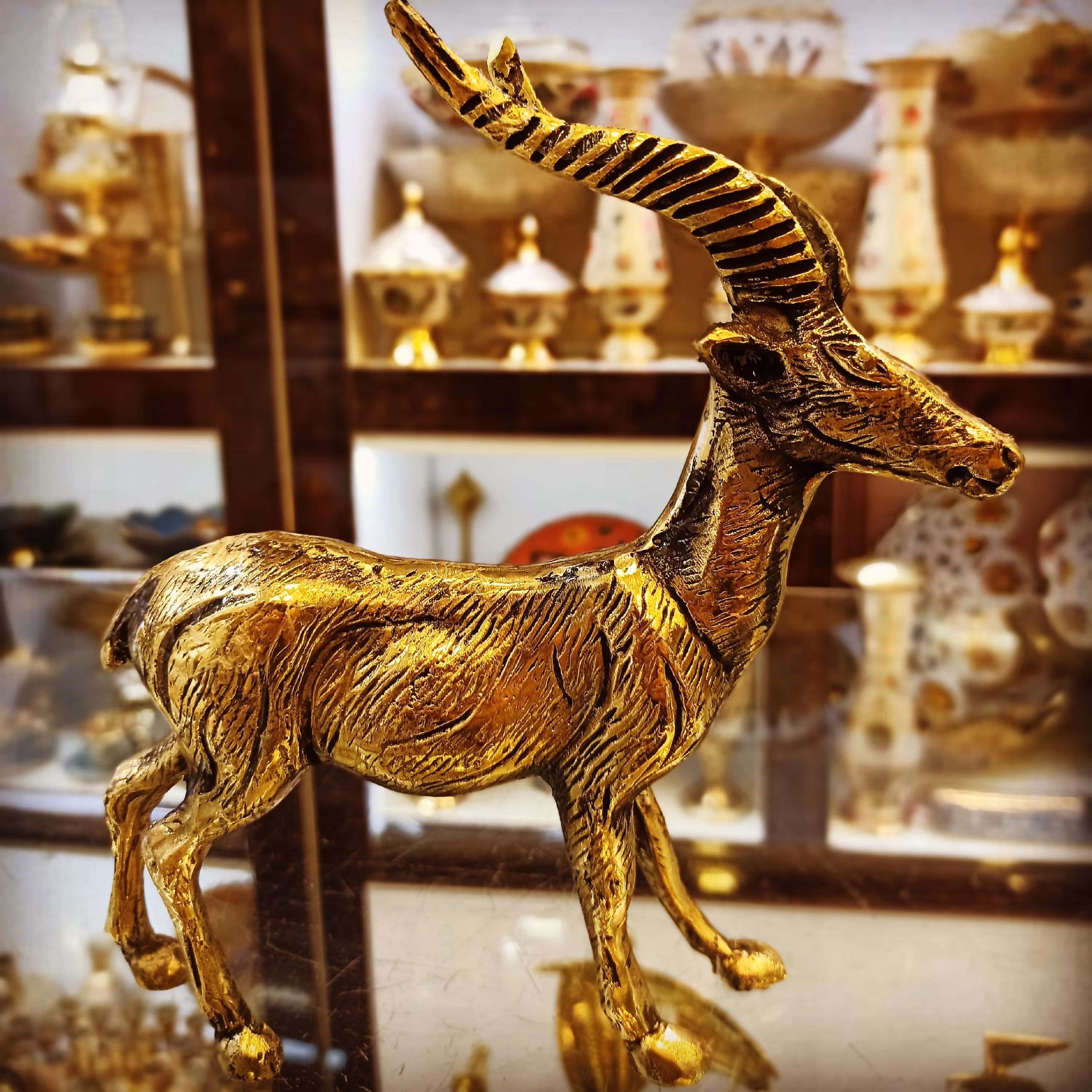 مجسمه برنزی گوزن گوهی، بسیار خوش قلم و زیبا، مناسب برای دیزاین میز ال سی دی و انواع باکس،قابل شست و شو بدون تغییر رنگ، .