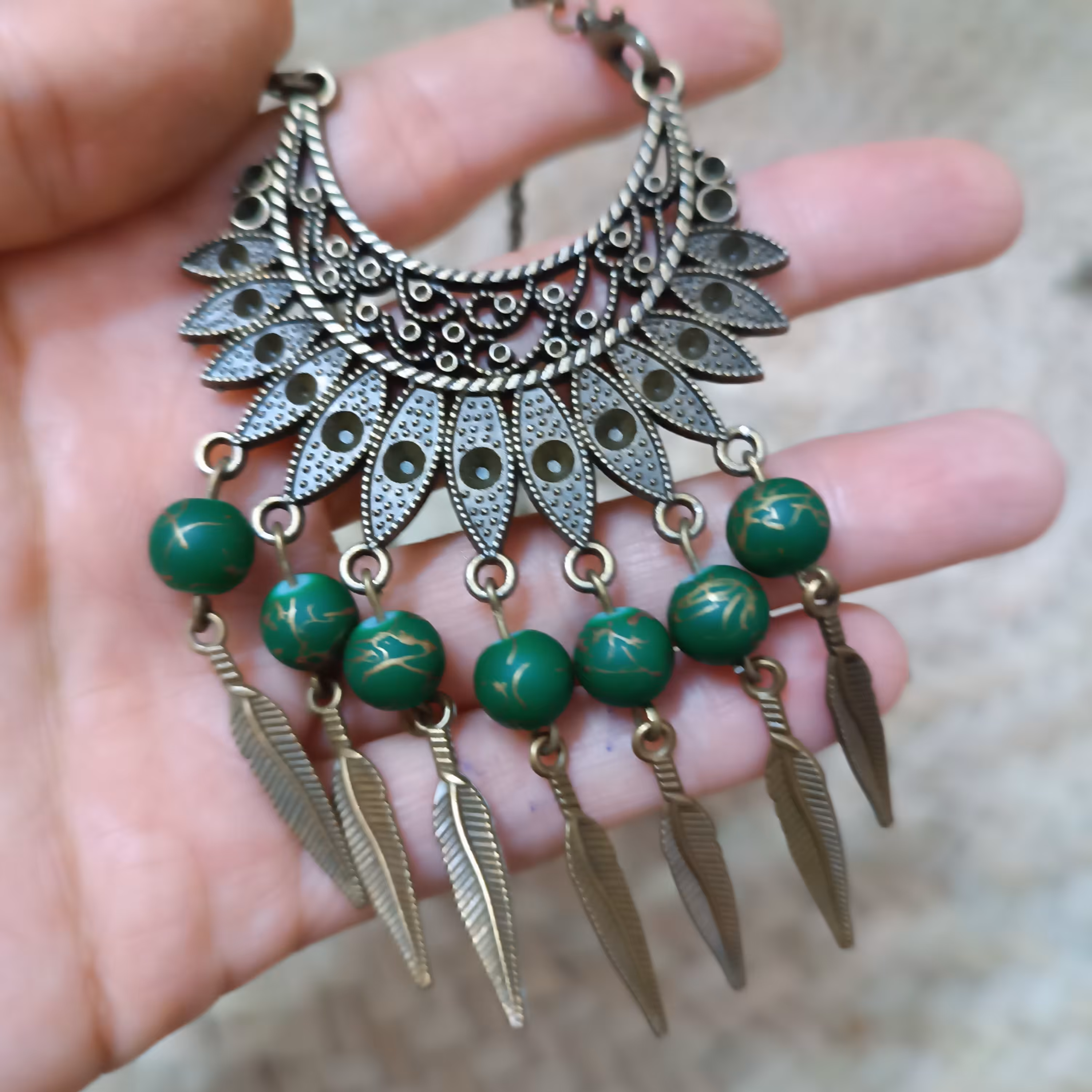 گردنبند و رومانتویی  سبز