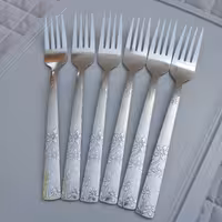 چنگال غذاخوری طرح گل ریز بسته 6 عددی جنس فولاد زد زنگ عیار 18 ضخامت 2 میل      