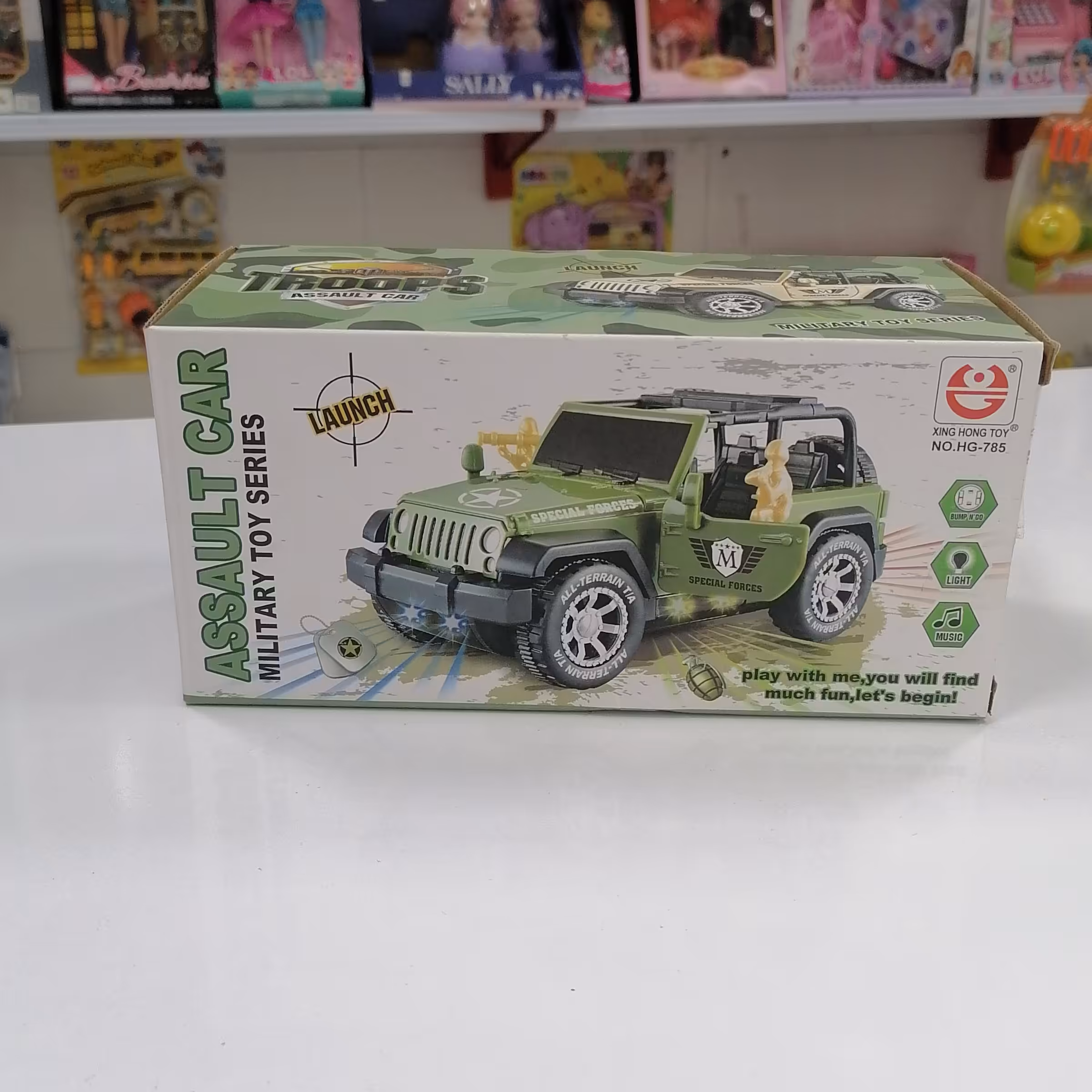 ماشین جیپ نظامی همراه با سرباز باتری خور