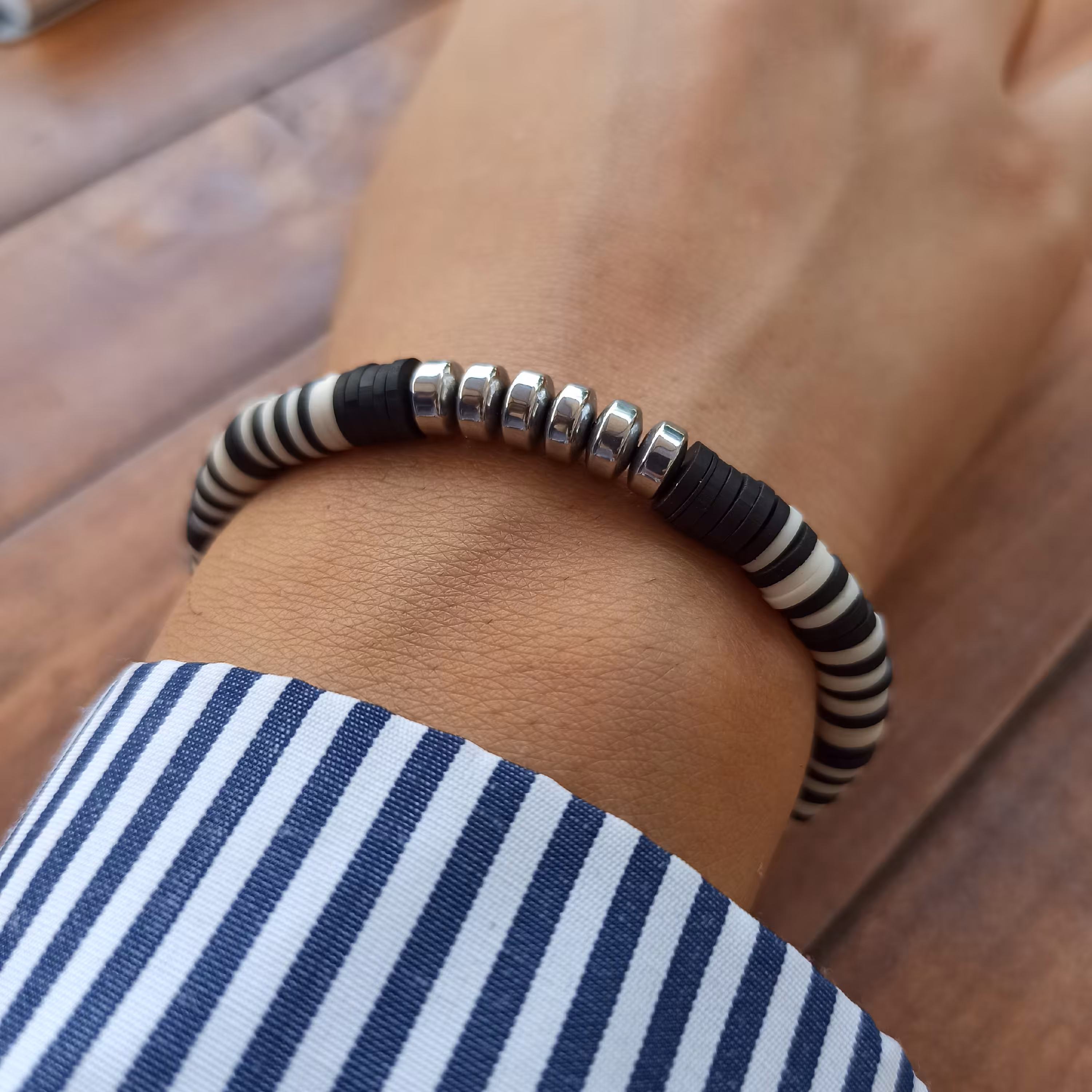 دستبند سیاه سفید فیمو با حدید نقره ای 