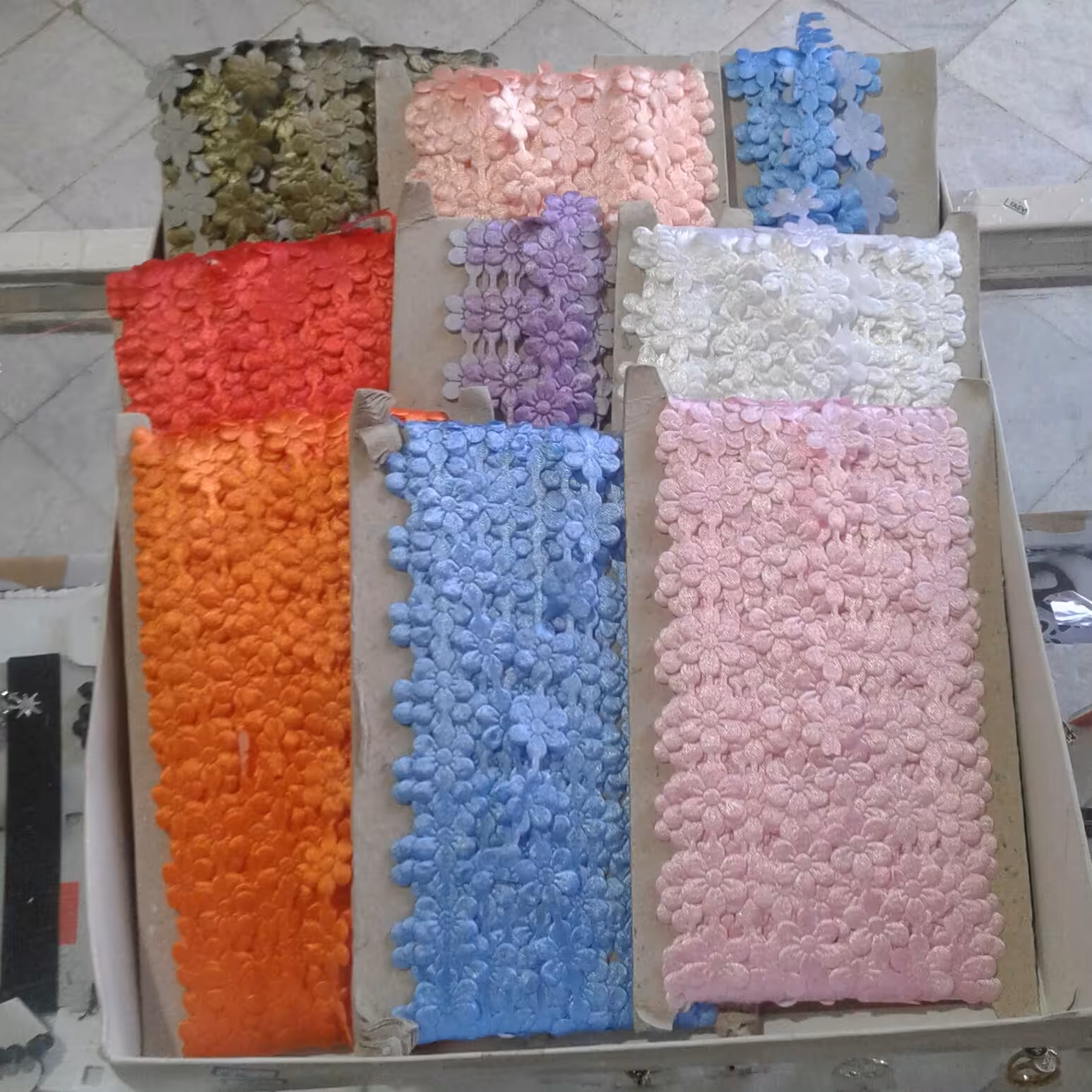  کد1074 . نوار گل شکوفه . نوار  شکوفه . نوار یراق شکوفه . نوار شکوفه متری . نوار تزئینی لباس - نوار قرمز لباس