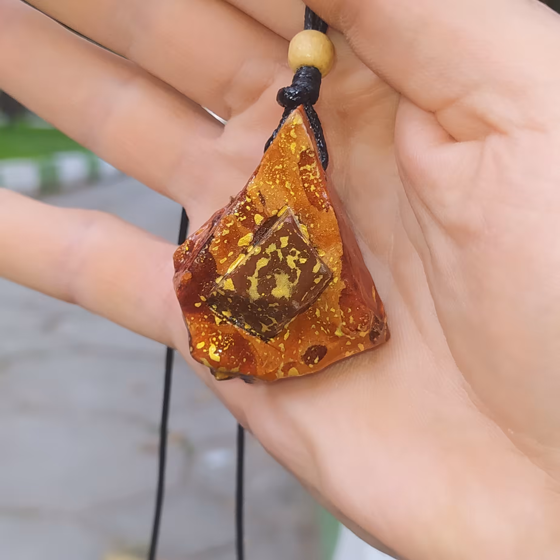 گردنبند و آویز آینه ماشین چوب پوست کاج و سنگ معمولی ترکیبی منبت کاری شده آبگریز