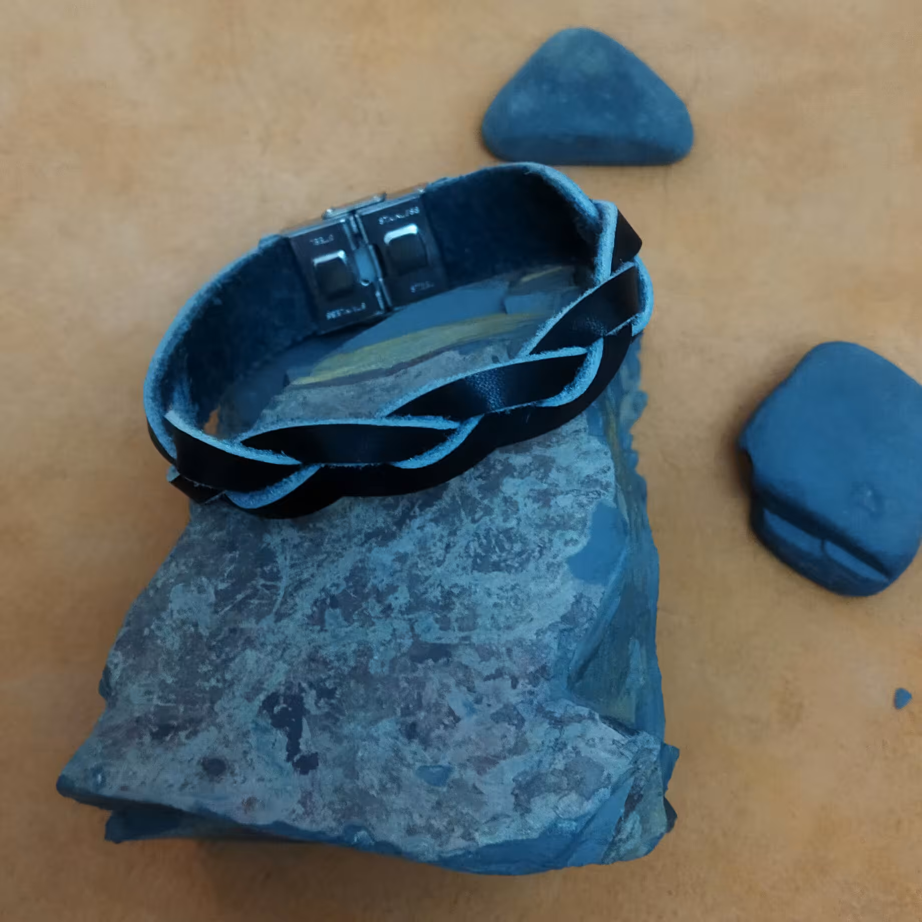 دستبند چرم طبیعی طرح بافت