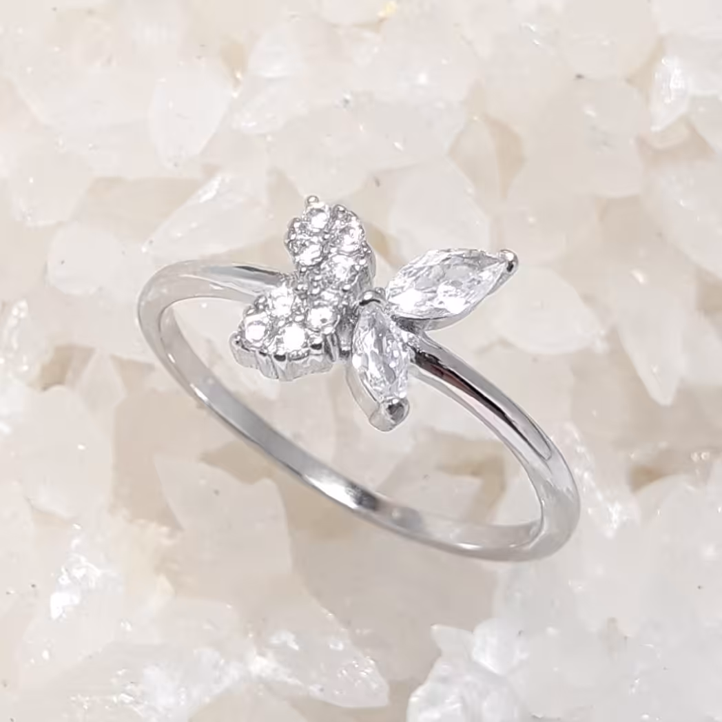 انگشتر زنانه و دخترانه نقره با روکش طلا سفید مدل پروانه