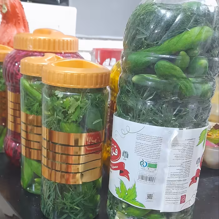 خیارشورتردخانگی تازه وارگانیک باسبزیجات با بهترین کیفیت بابهترین طعم خیارباغ ریز و ترد و خوشمزه 