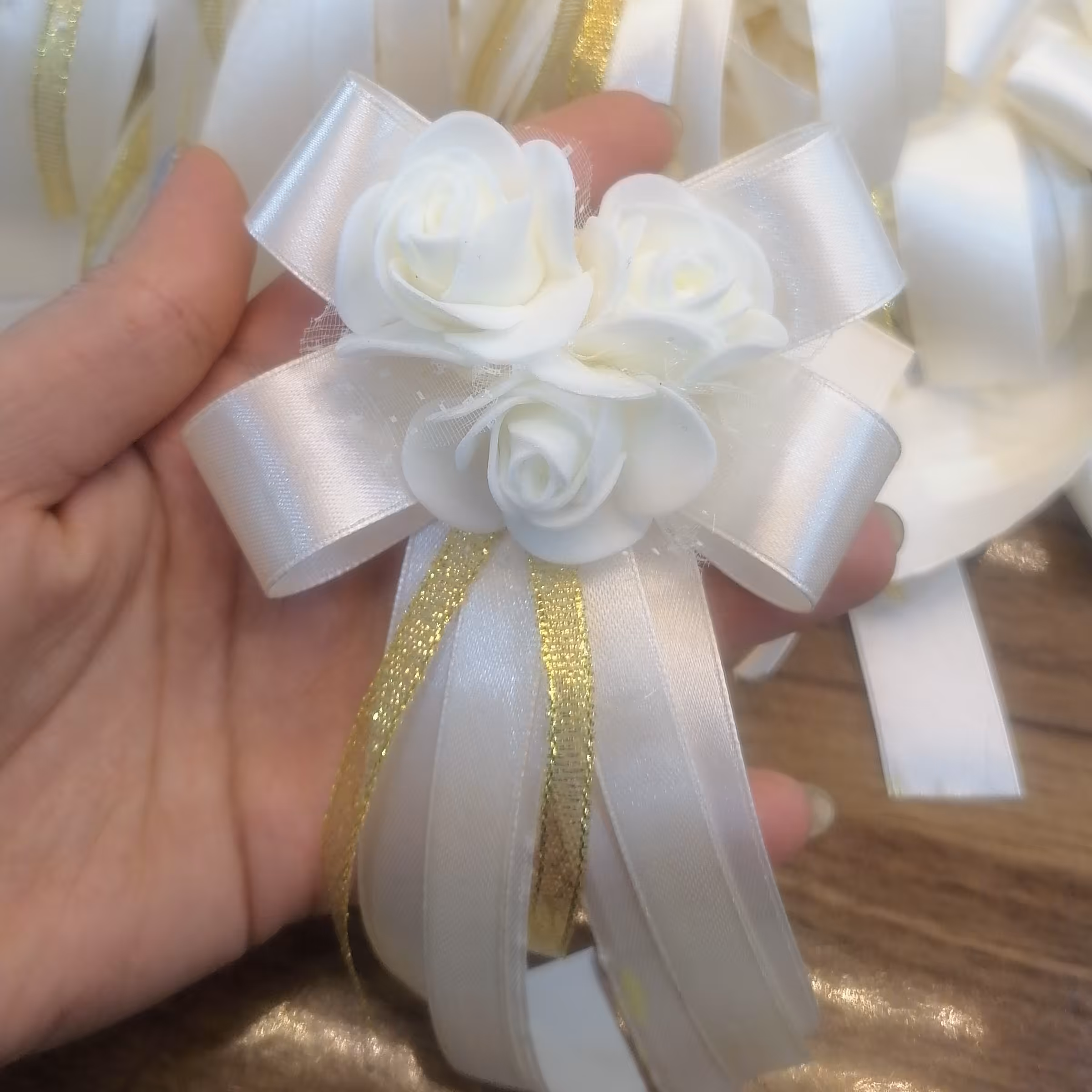 پاپیون آماده شیری رنگ 2سانت مناسب تزعینات (قابل اجرا در رنگبندی ) 